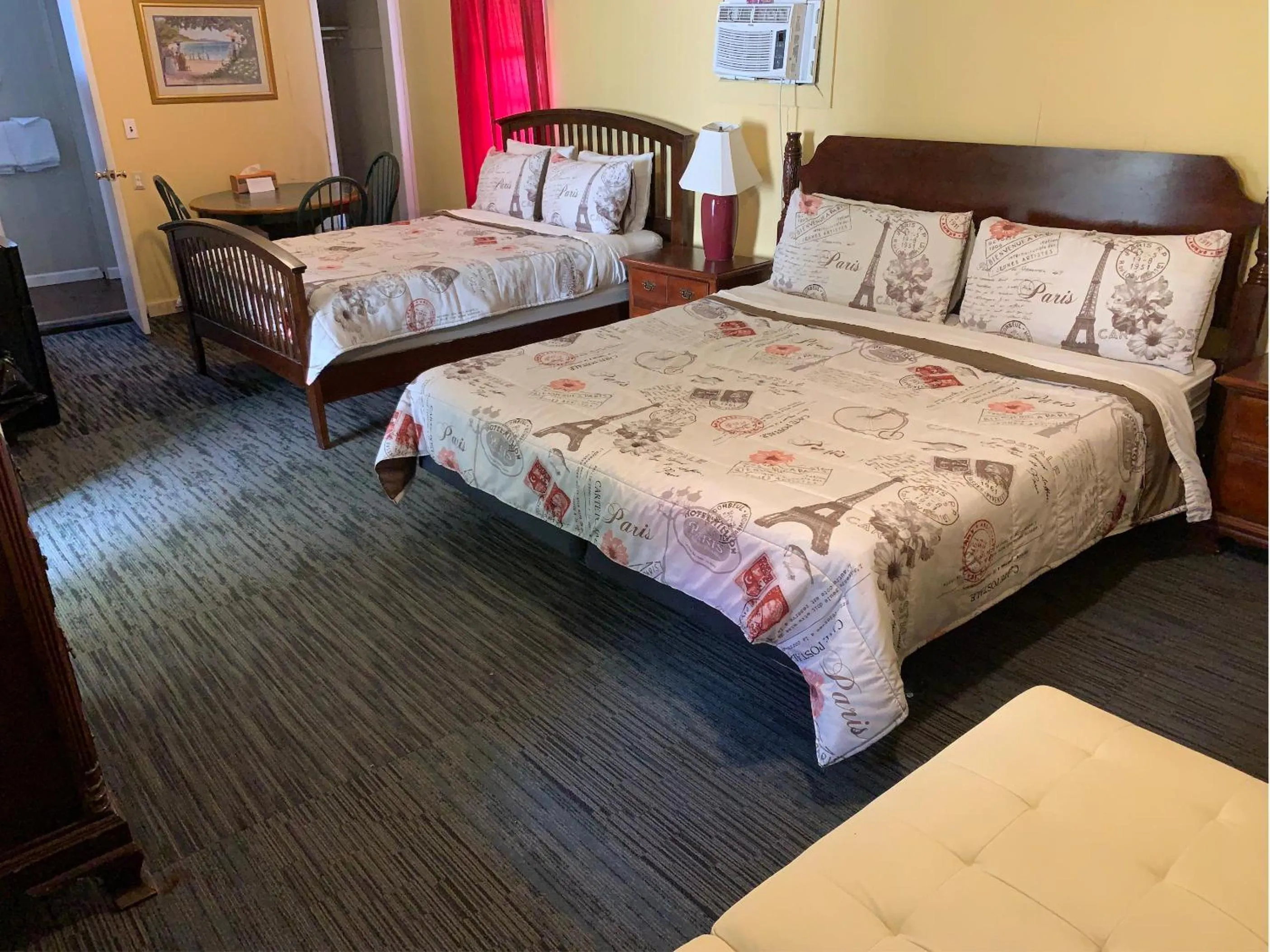 Bed in Phillips Historic Motel & Cottages