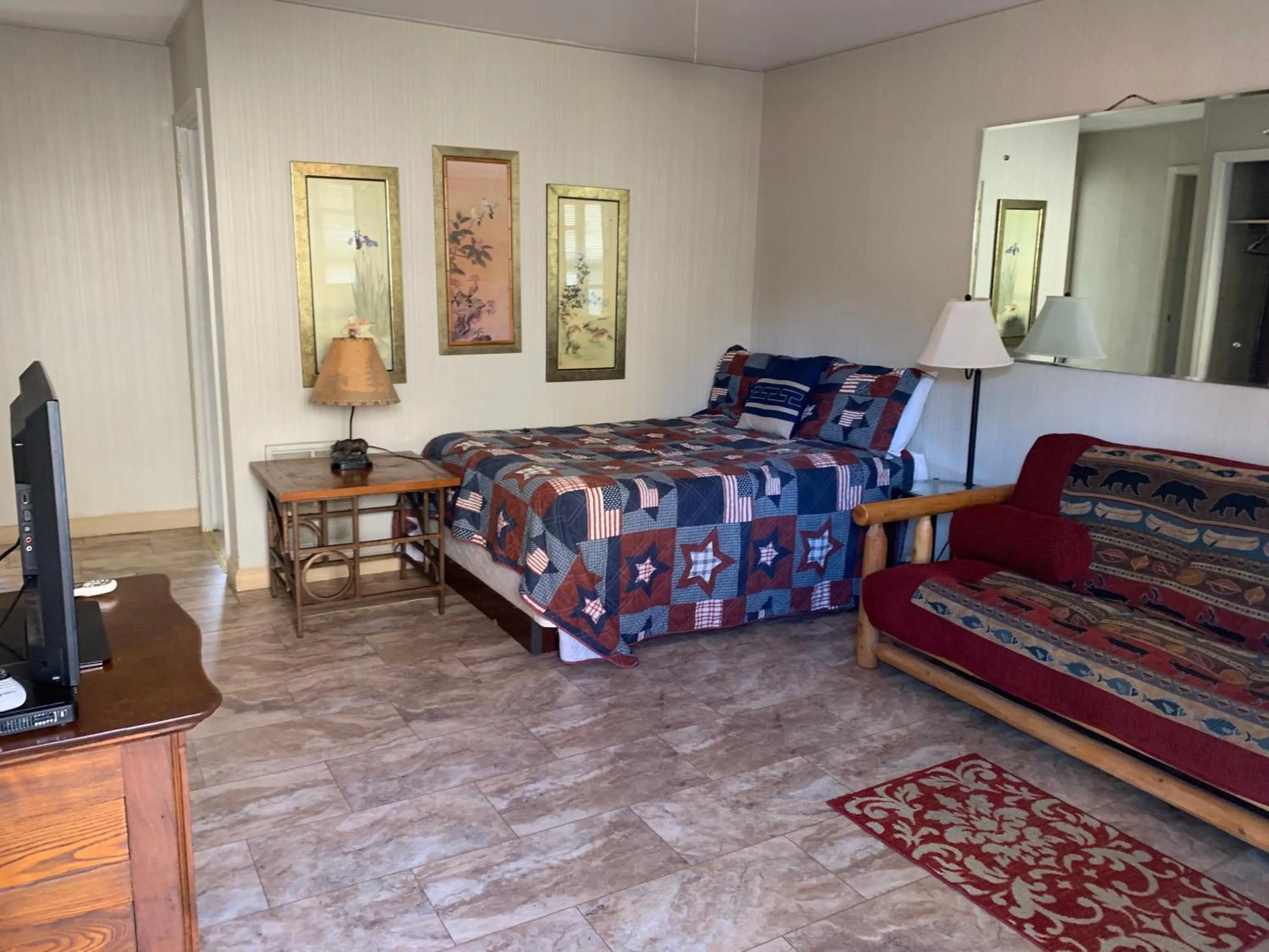 Bed in Phillips Historic Motel & Cottages