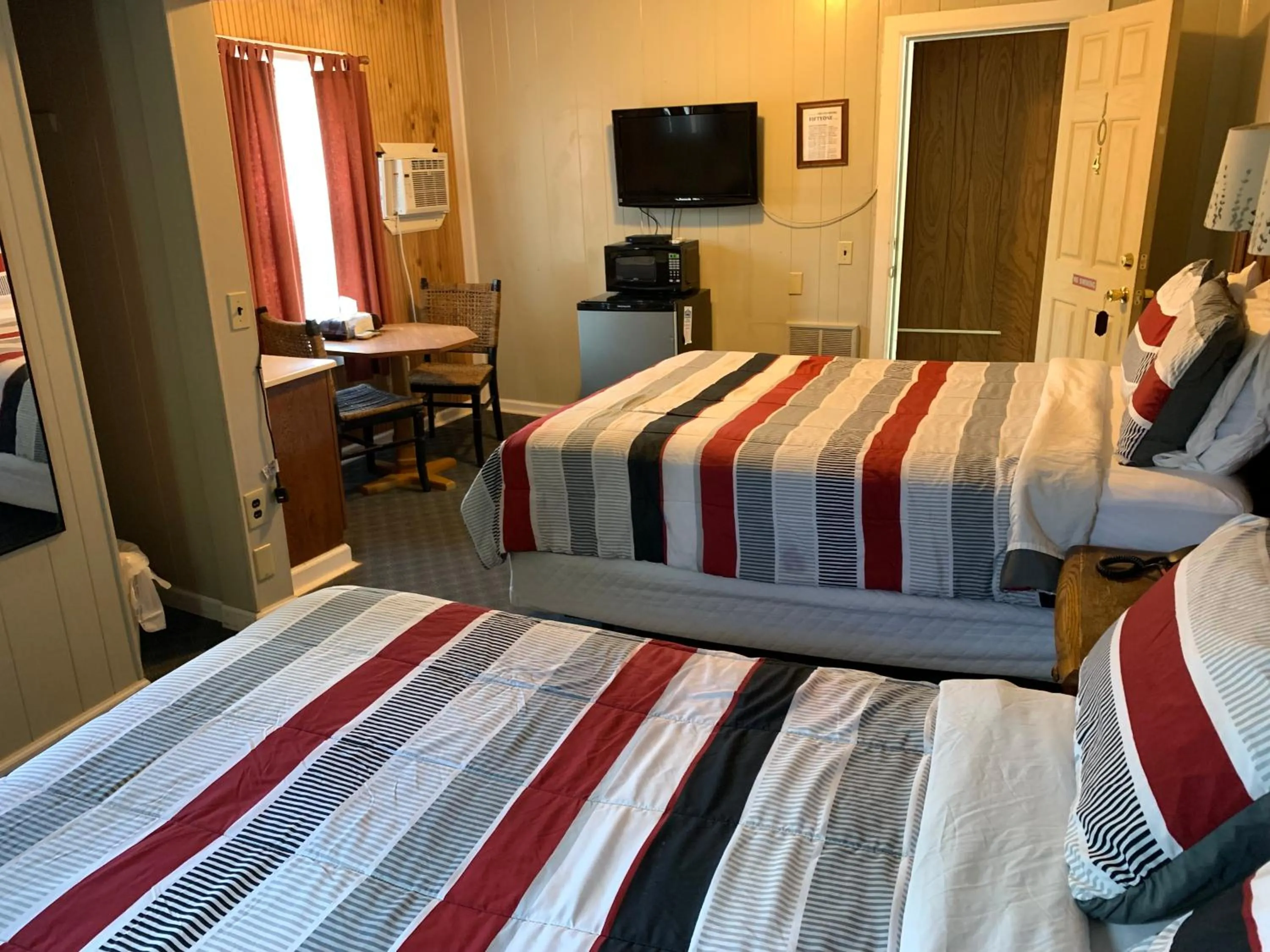 Bed in Phillips Historic Motel & Cottages