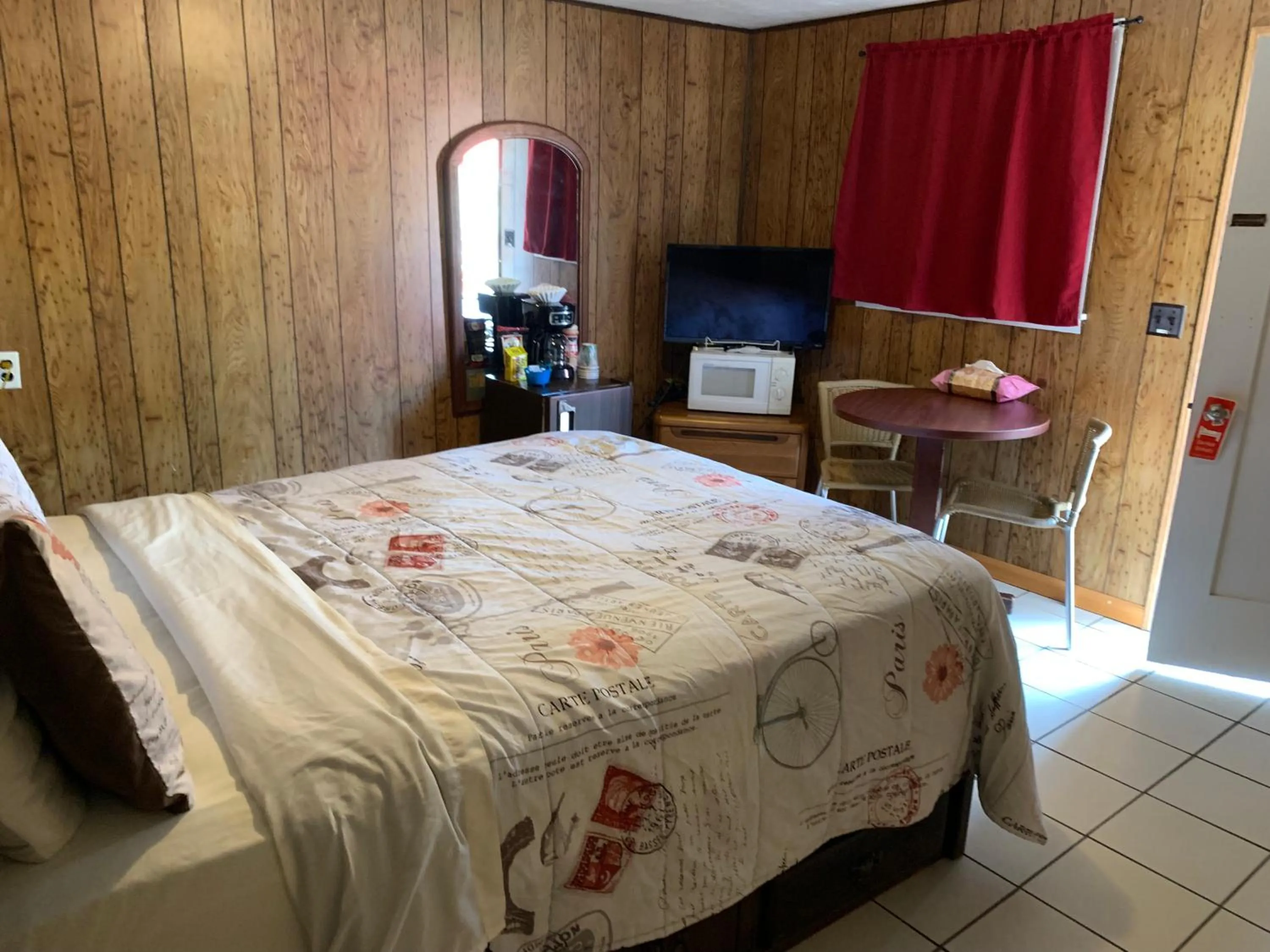 Bed in Phillips Historic Motel & Cottages