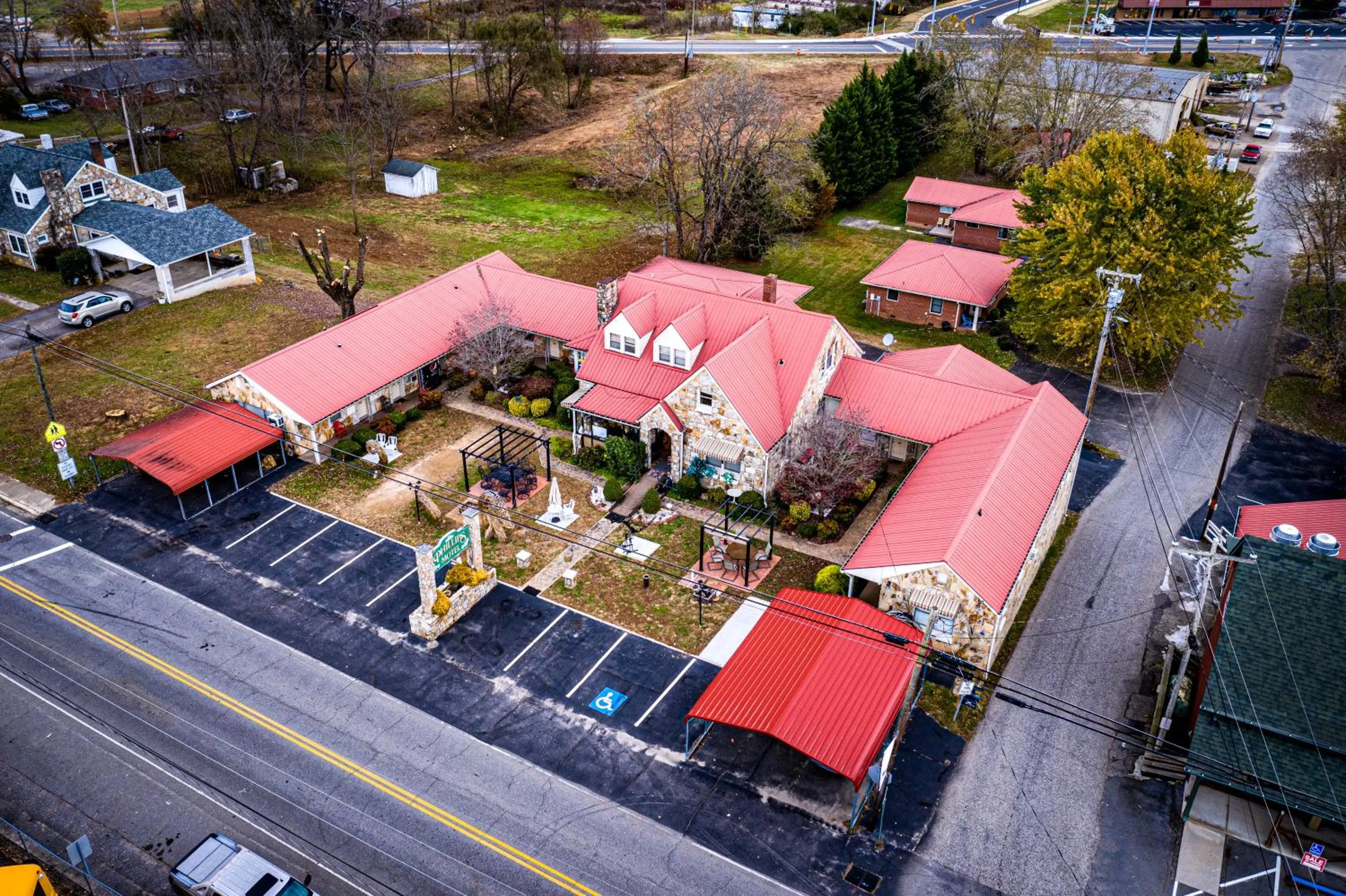 Property building in Phillips Historic Motel & Cottages