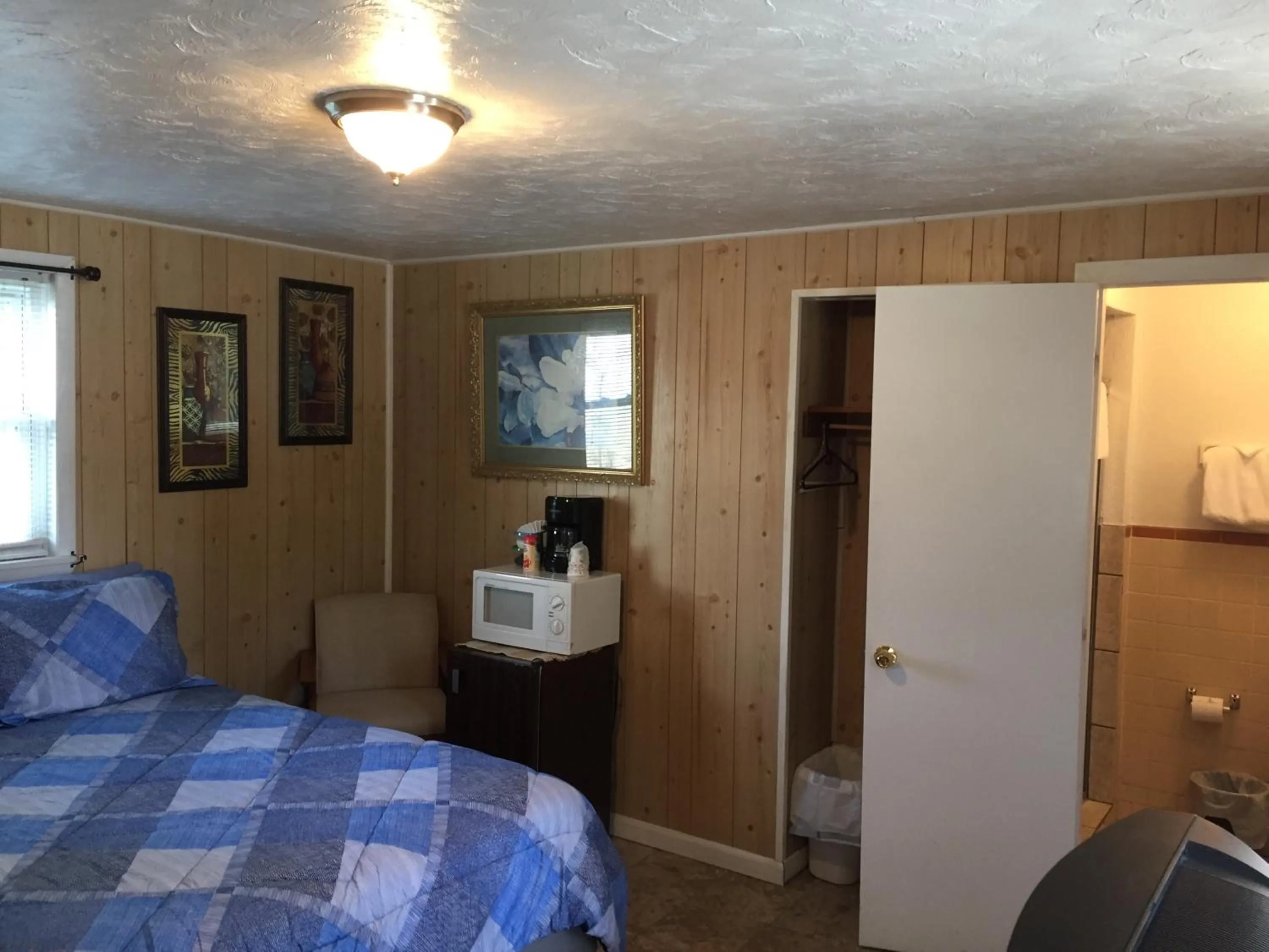 Bed in Phillips Historic Motel & Cottages