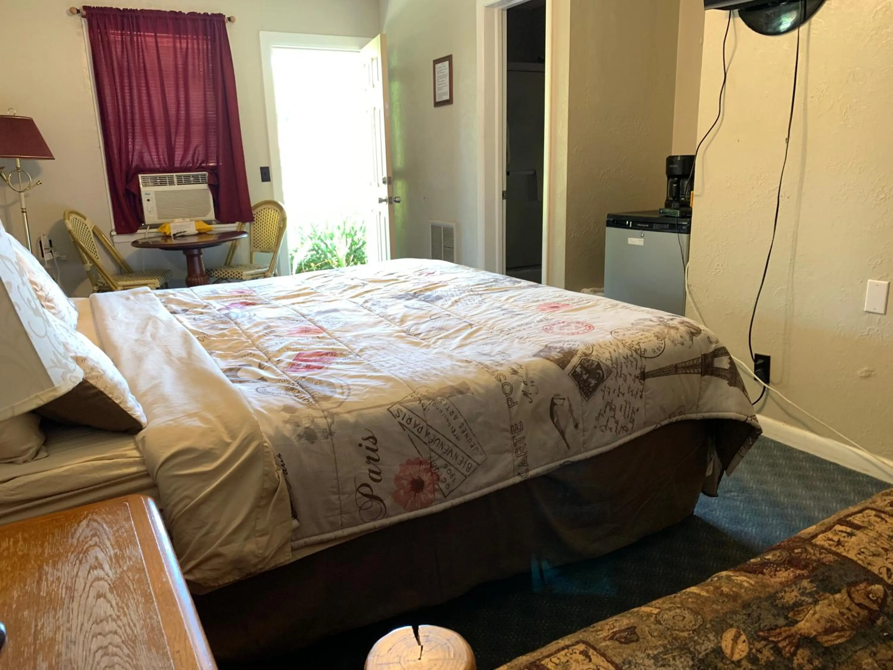 Bed in Phillips Historic Motel & Cottages