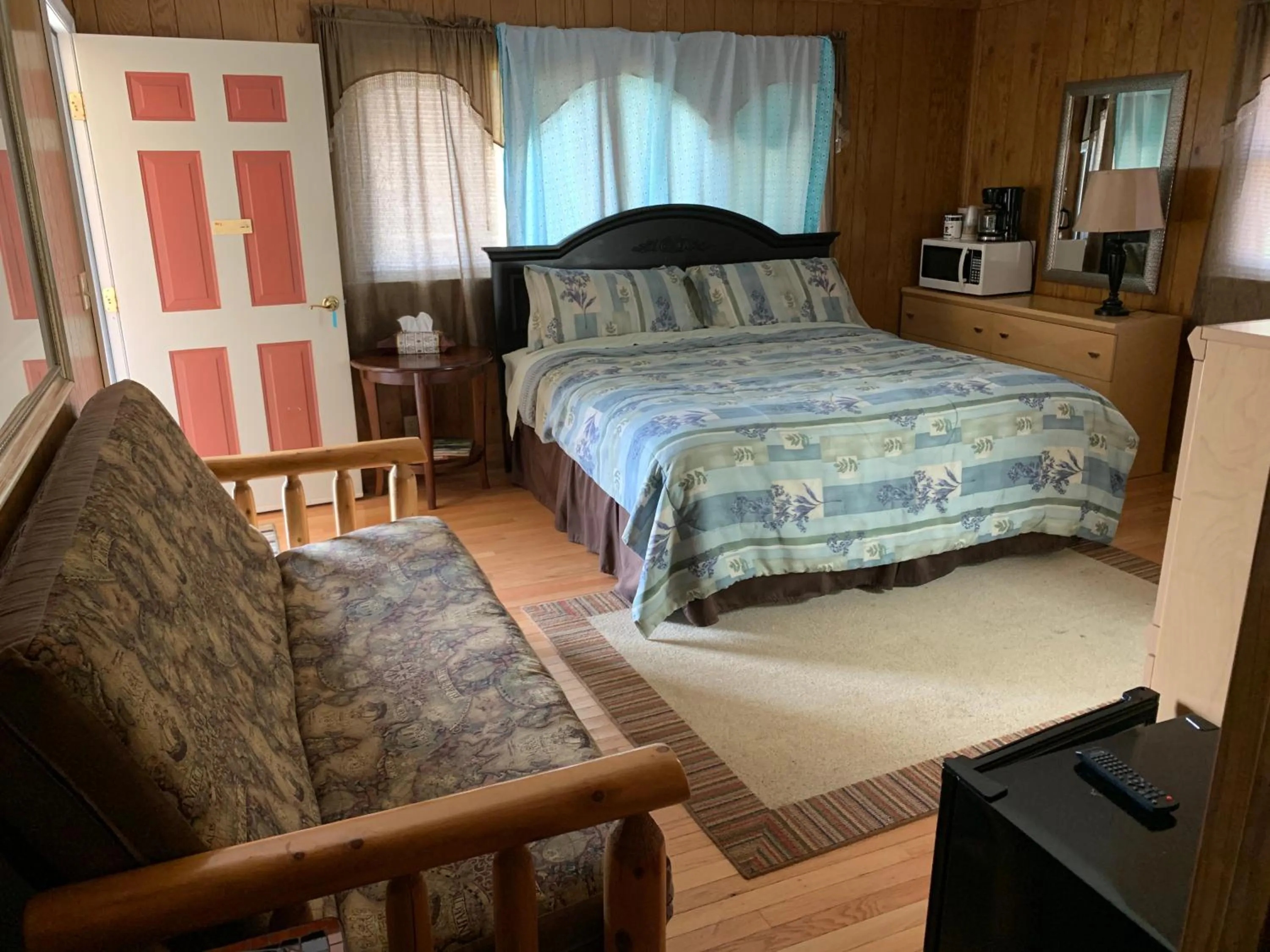 Bed in Phillips Historic Motel & Cottages