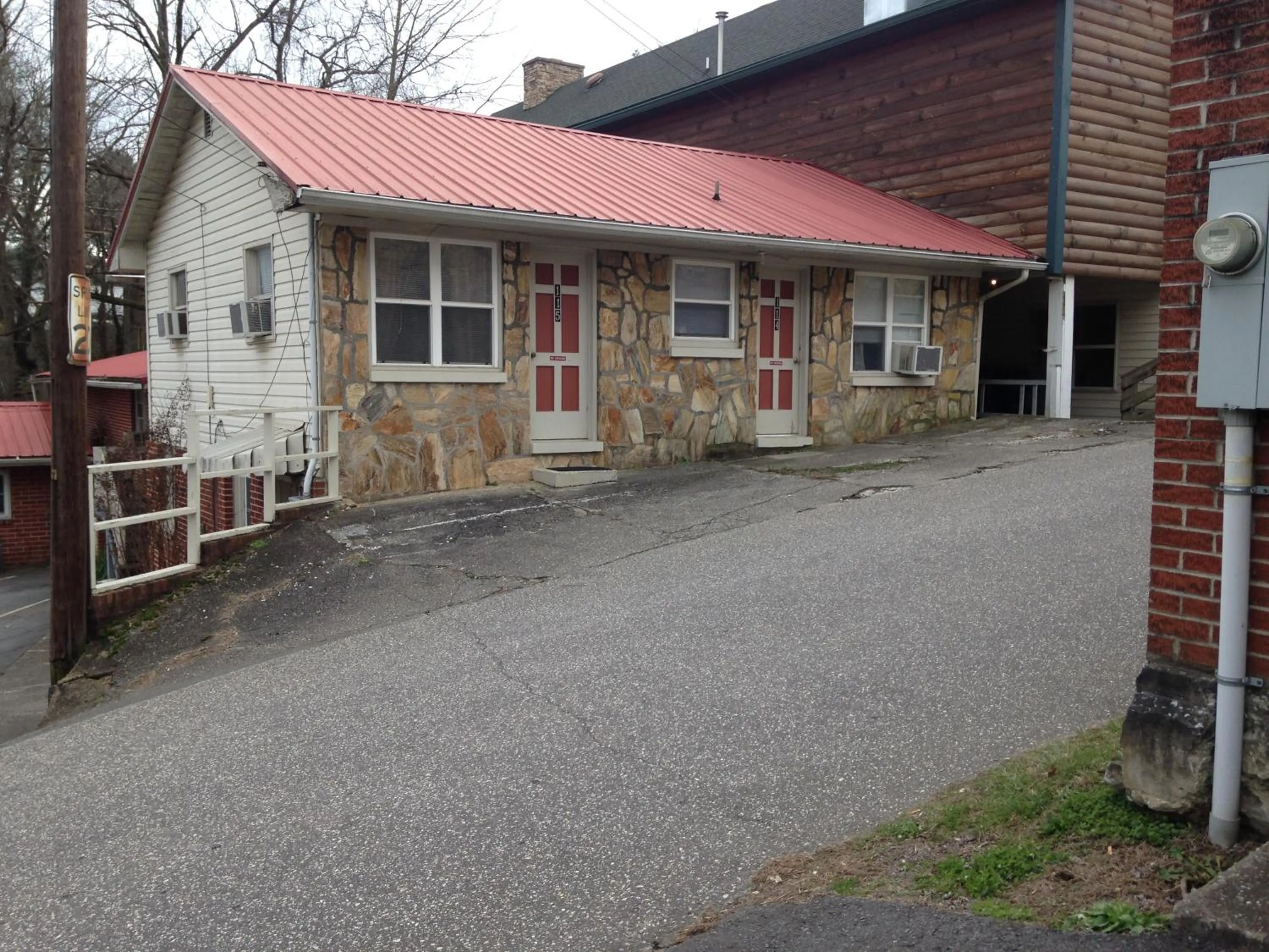 Property building in Phillips Historic Motel & Cottages