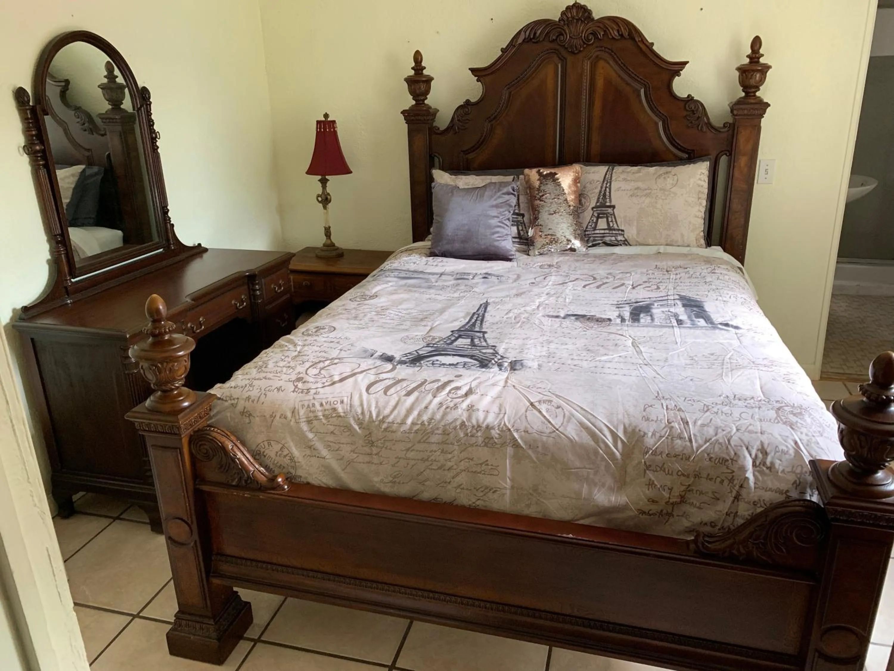 Bedroom, Bed in Phillips Historic Motel & Cottages