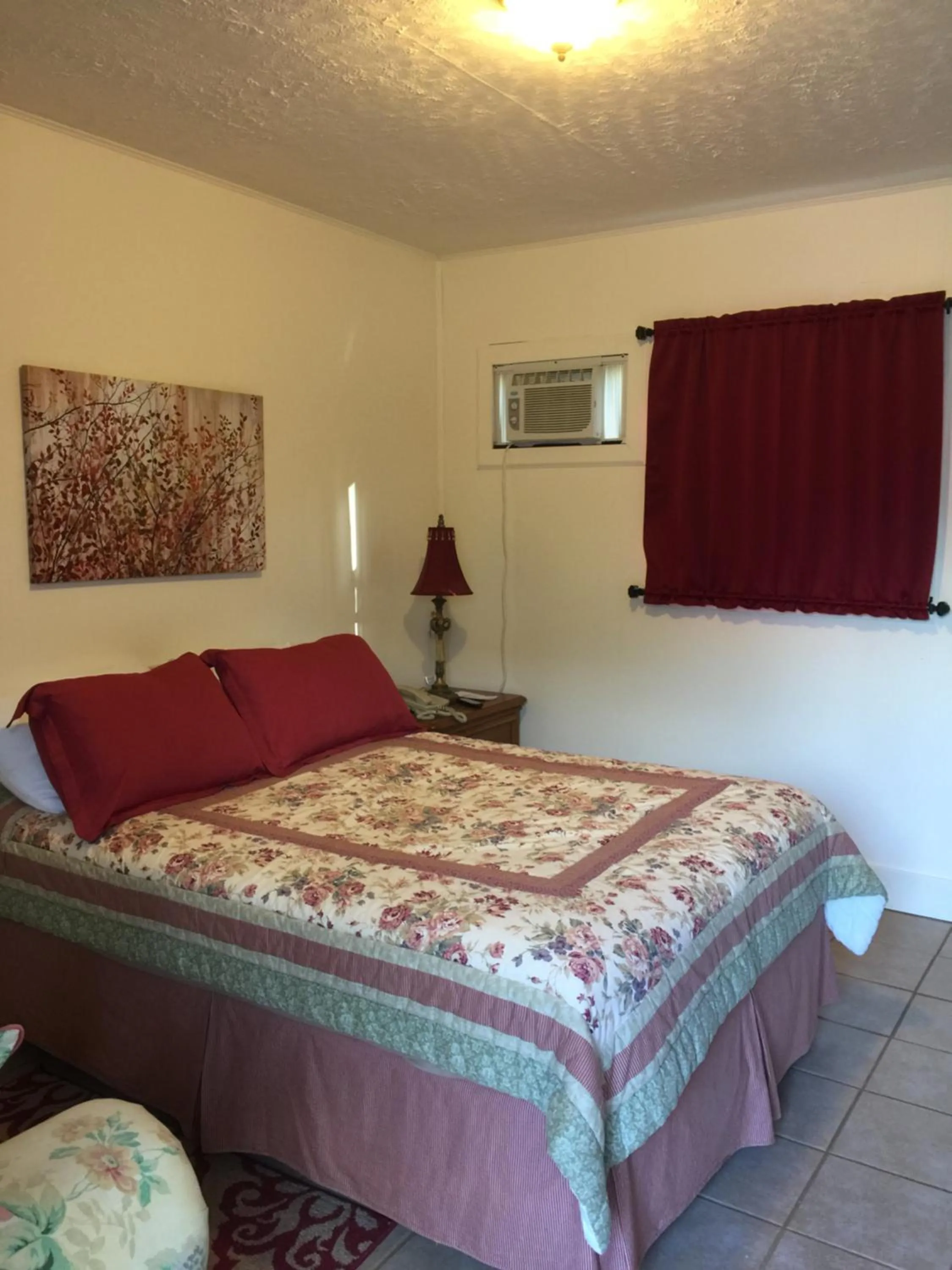 Bed in Phillips Historic Motel & Cottages