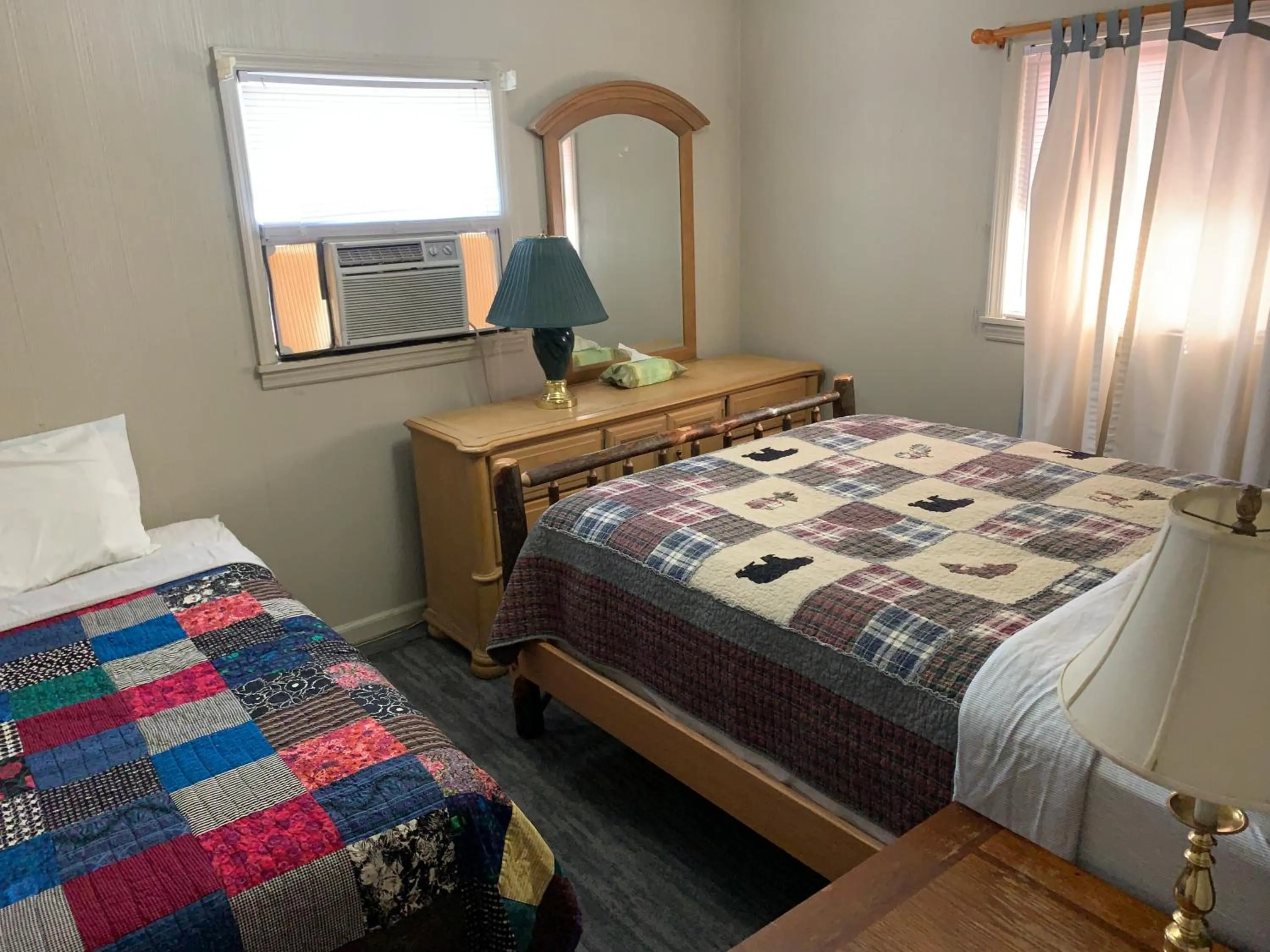 Bed in Phillips Historic Motel & Cottages