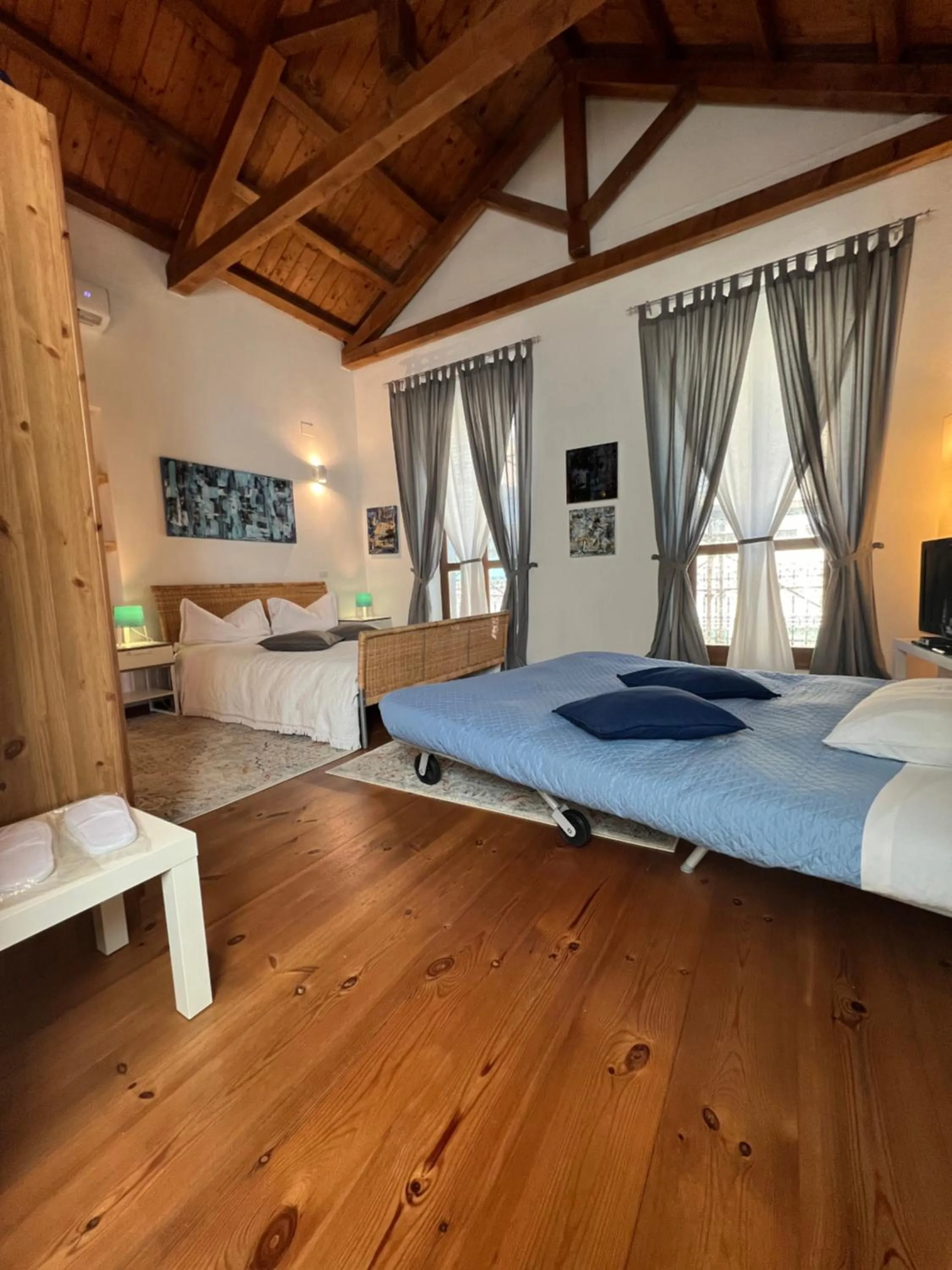 TV and multimedia, Bed in Studio Apartments Centro Storico Via Manno