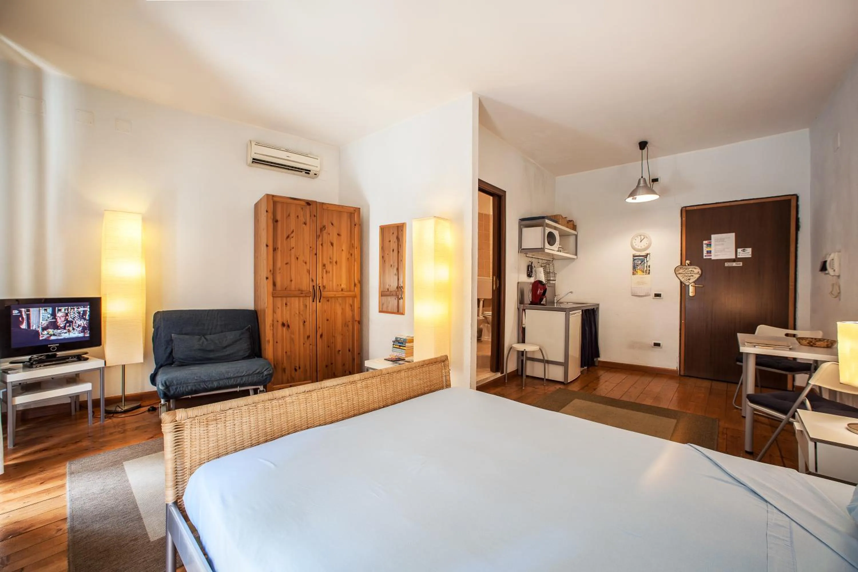 Communal lounge/ TV room, Bed in Studio Apartments Centro Storico Via Manno