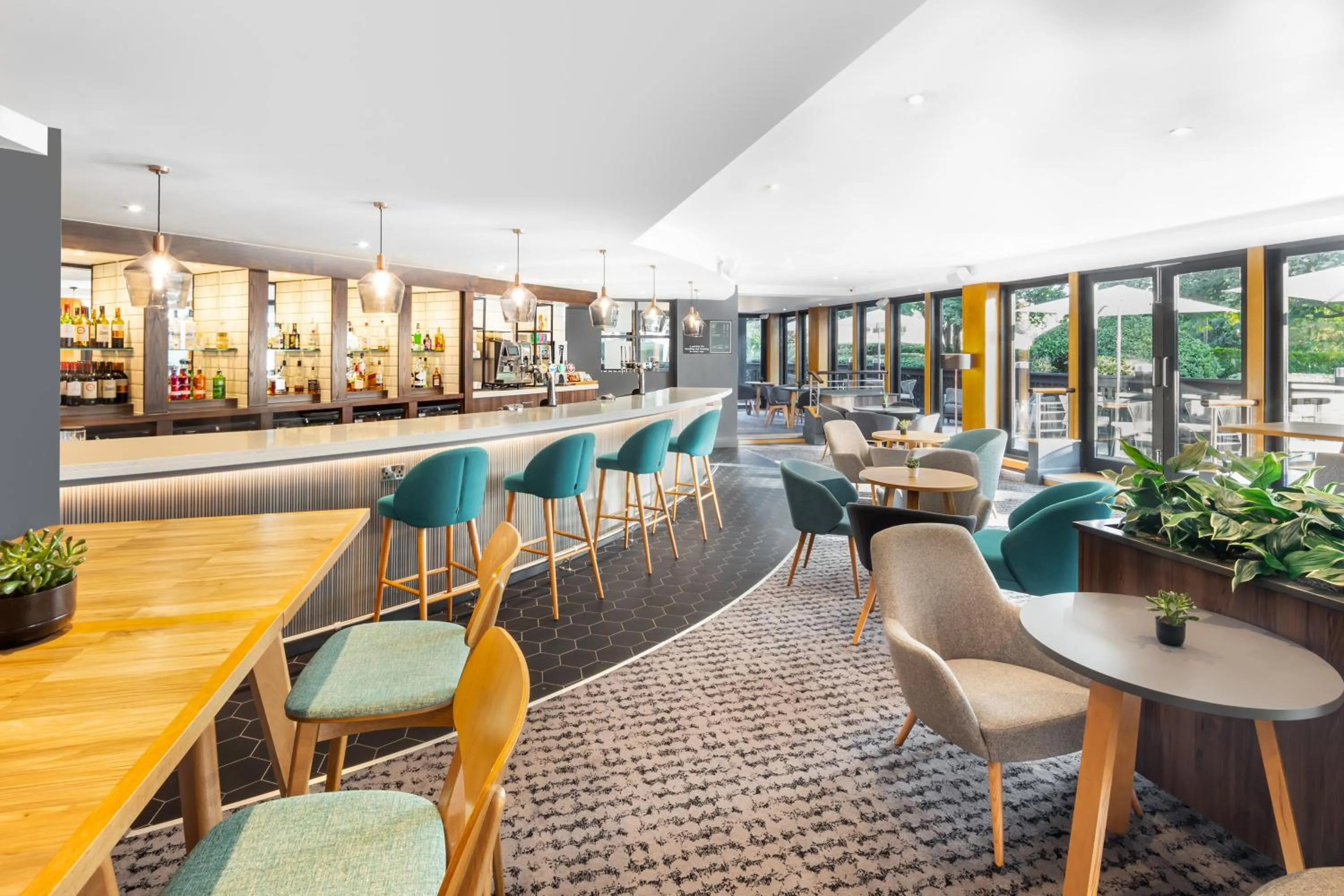 Lounge or bar in Holiday Inn Hemel Hempstead M1, Jct. 8 by IHG