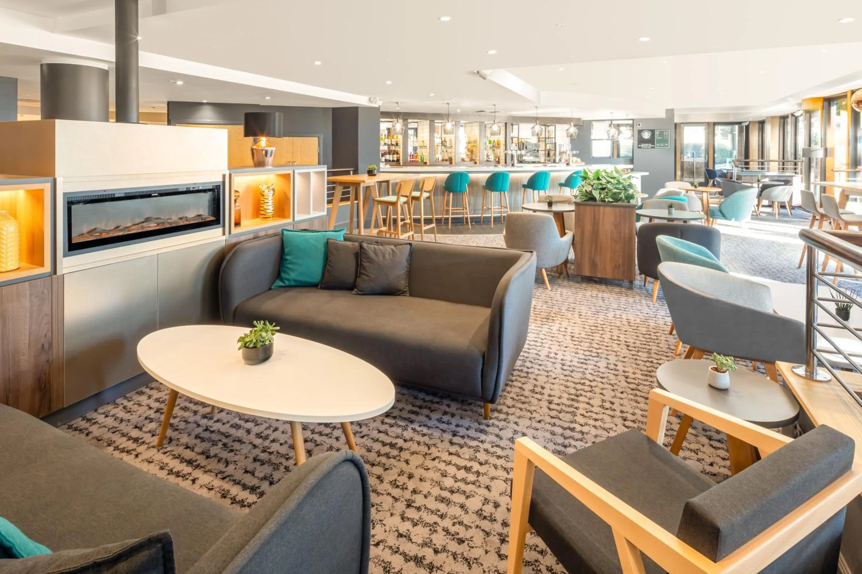 Lounge or bar in Holiday Inn Hemel Hempstead M1, Jct. 8 by IHG