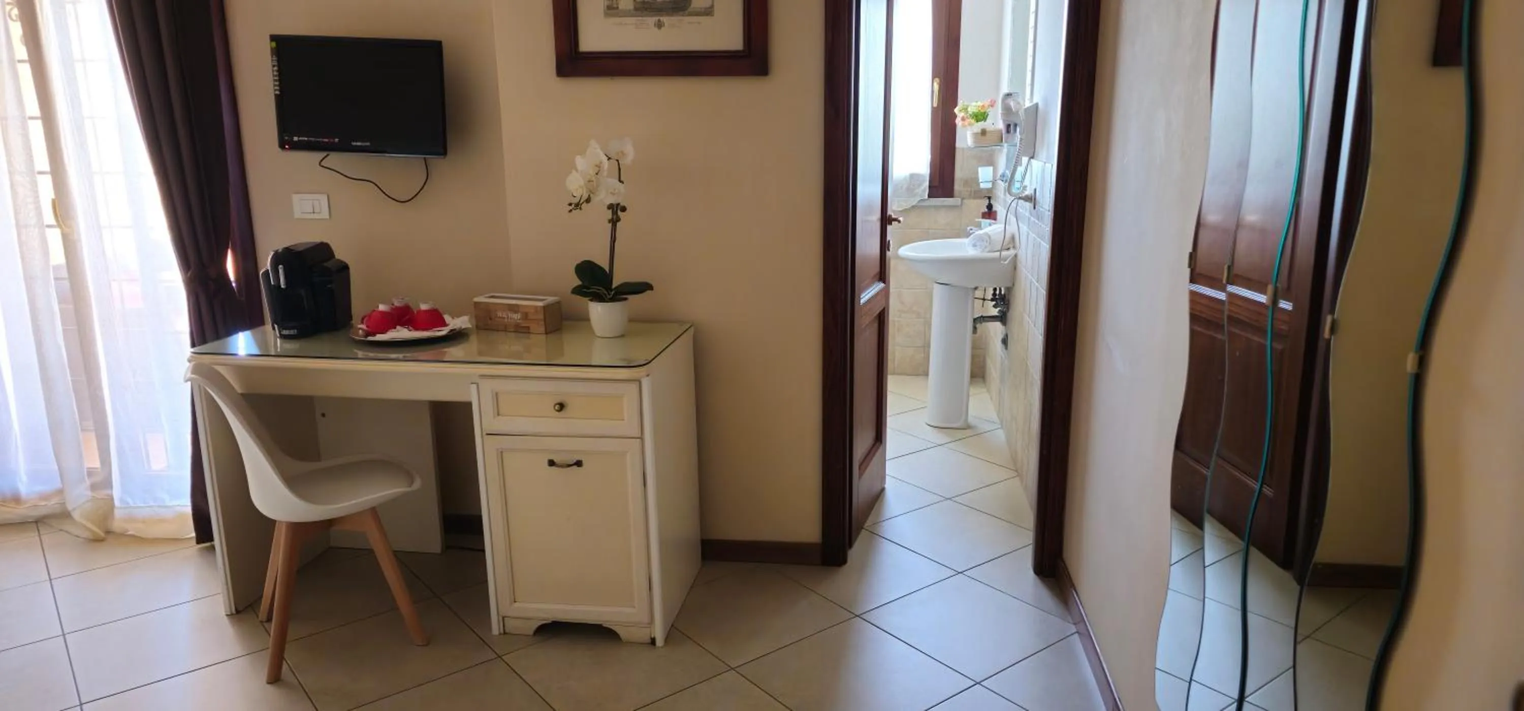 Photo of the whole room in Fiumicino Inn Airport