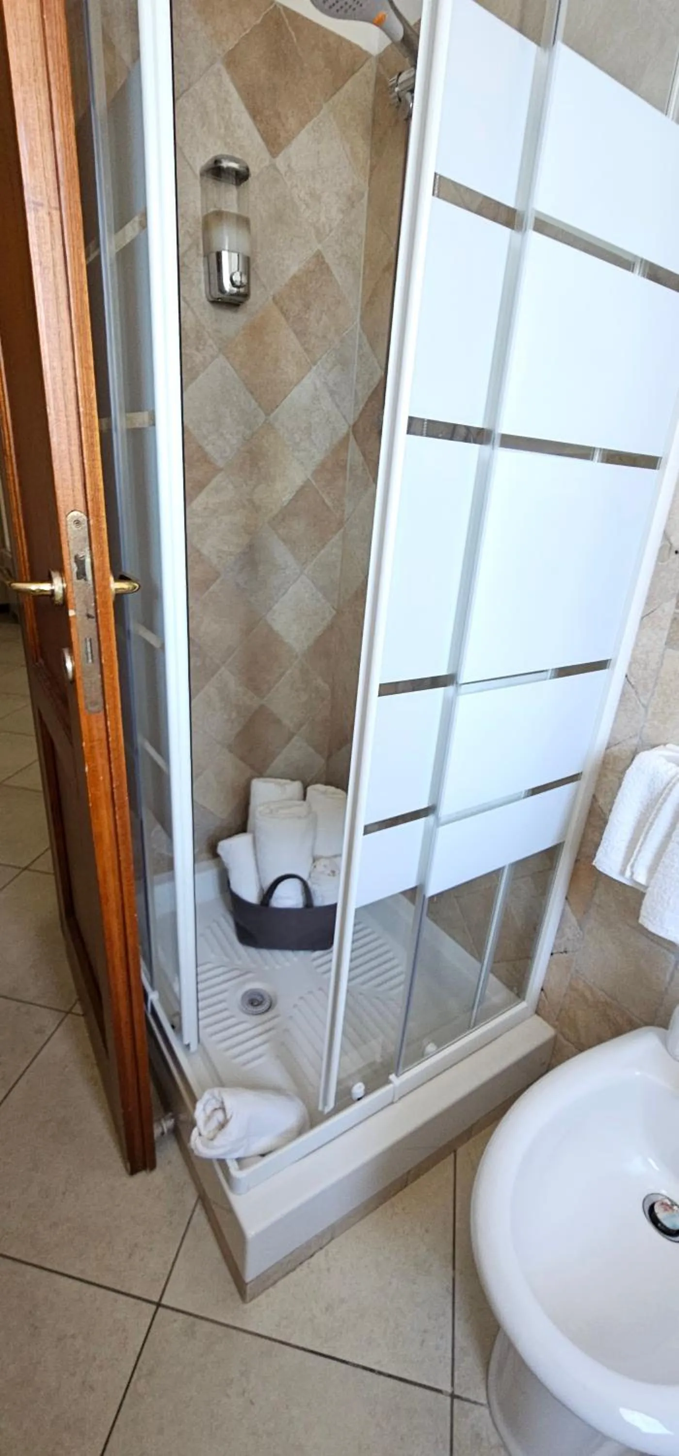 Shower in Fiumicino Inn Airport