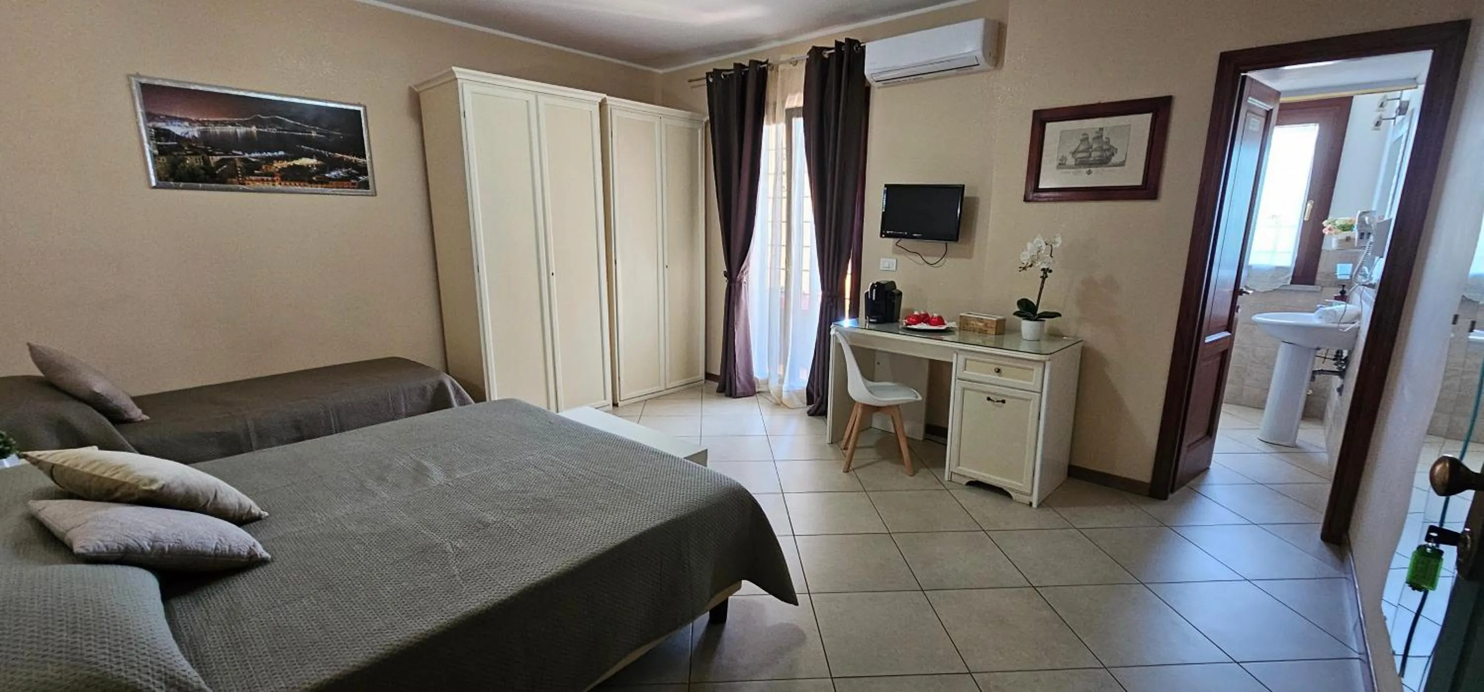 Photo of the whole room, Bed in Fiumicino Inn Airport