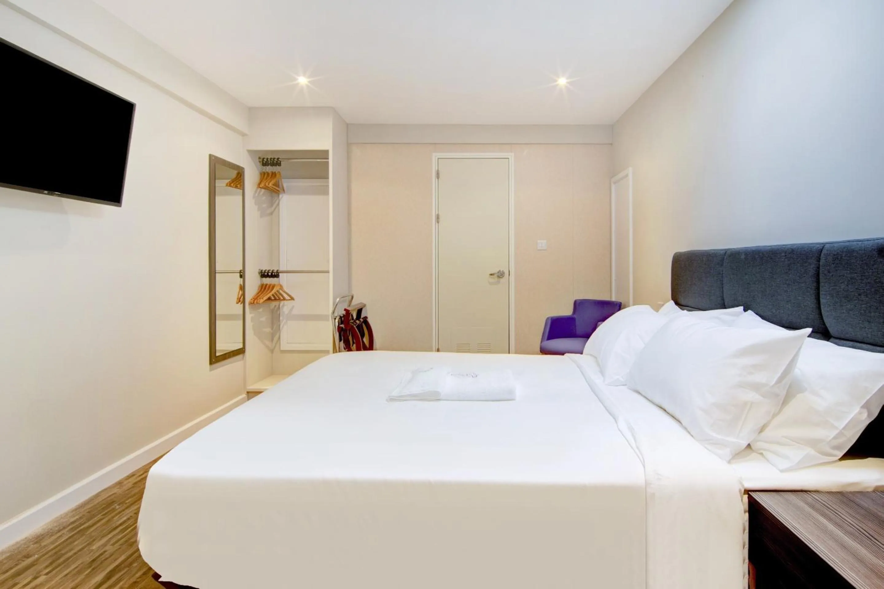 Bedroom, Bed in The Gissons Hotel - Exeter Airport & M5