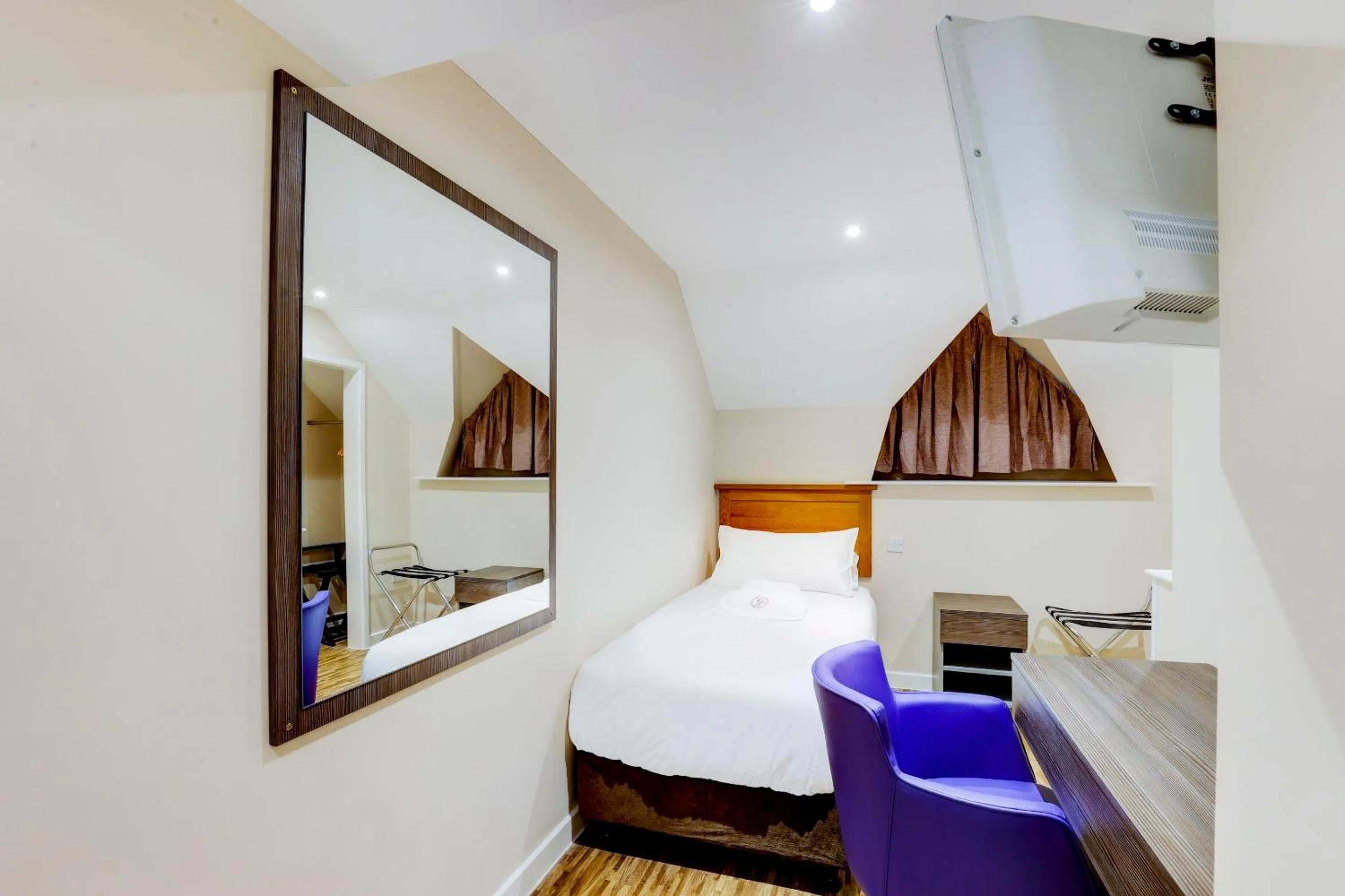 Bedroom, Bed in The Gissons Hotel - Exeter Airport & M5