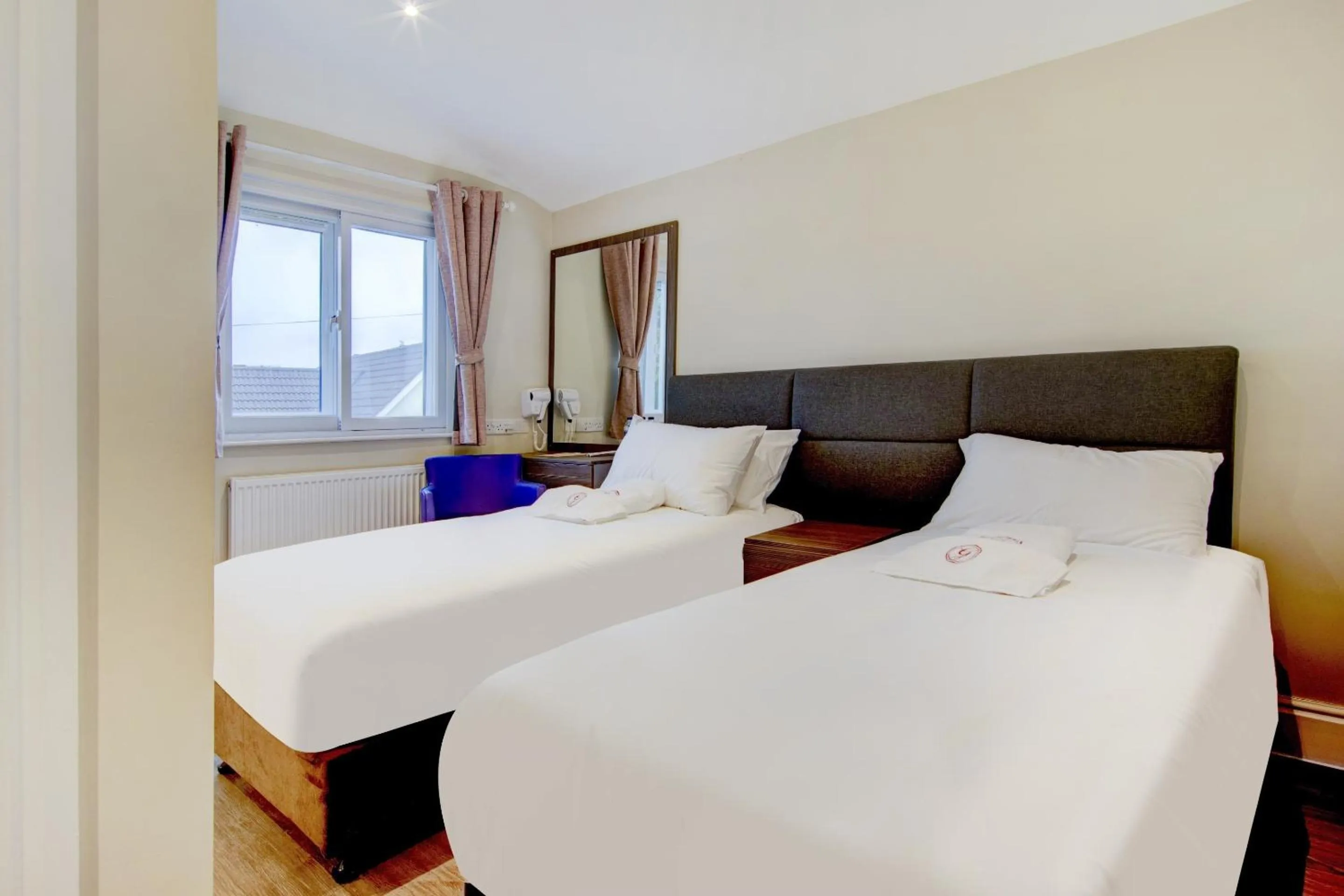 Bedroom, Bed in The Gissons Hotel - Exeter Airport & M5