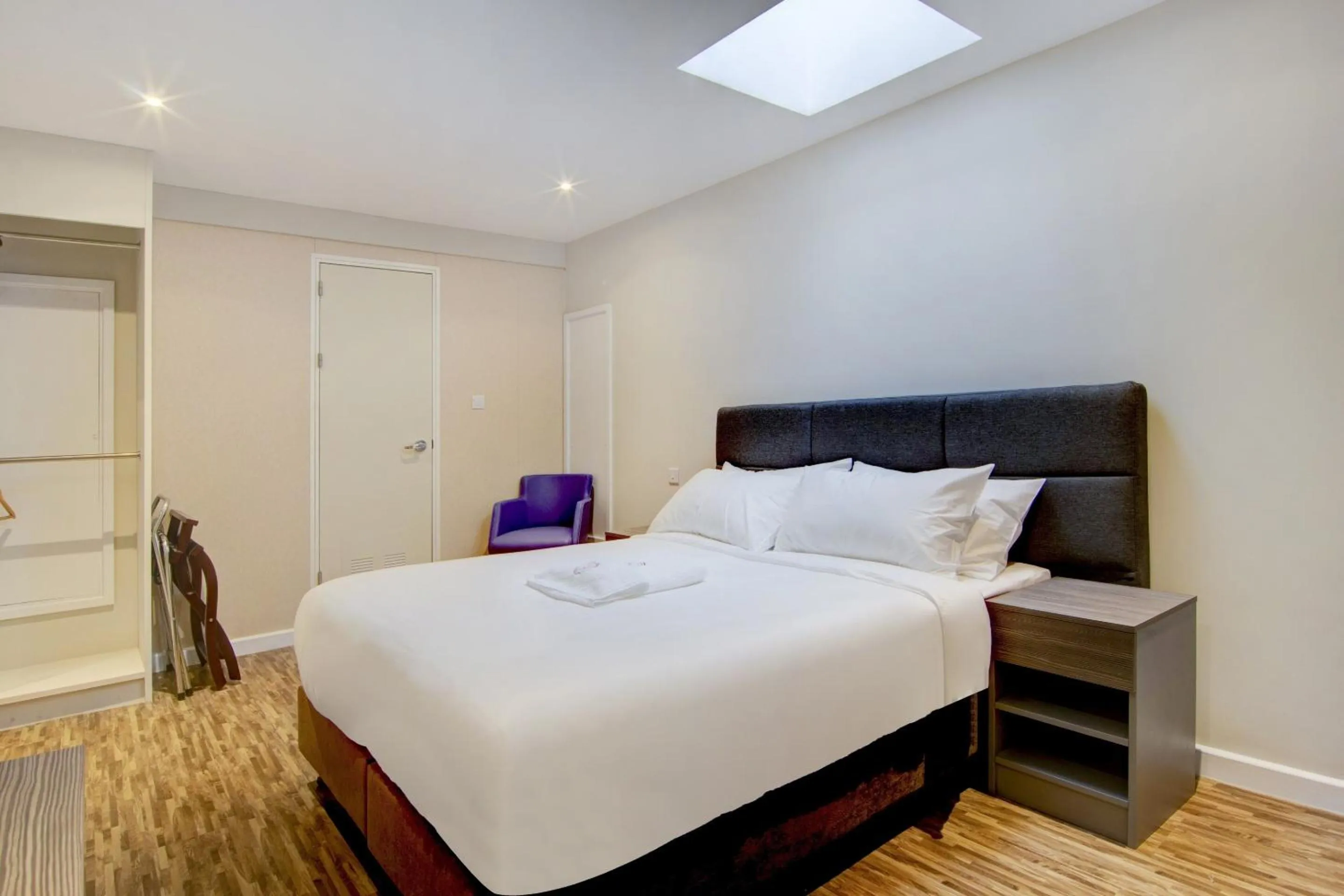Bedroom, Bed in The Gissons Hotel - Exeter Airport & M5