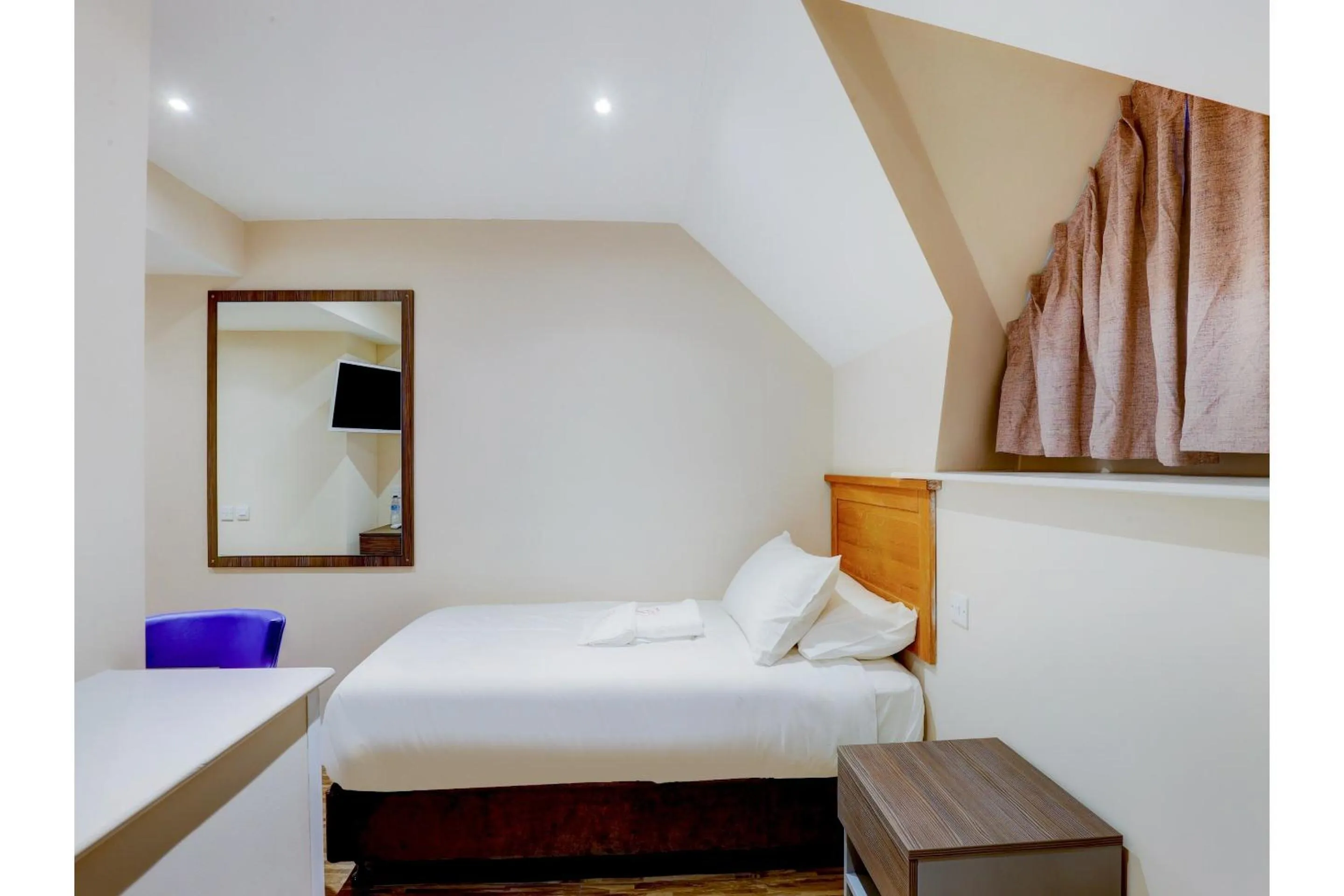 Bedroom, Bed in The Gissons Hotel - Exeter Airport & M5