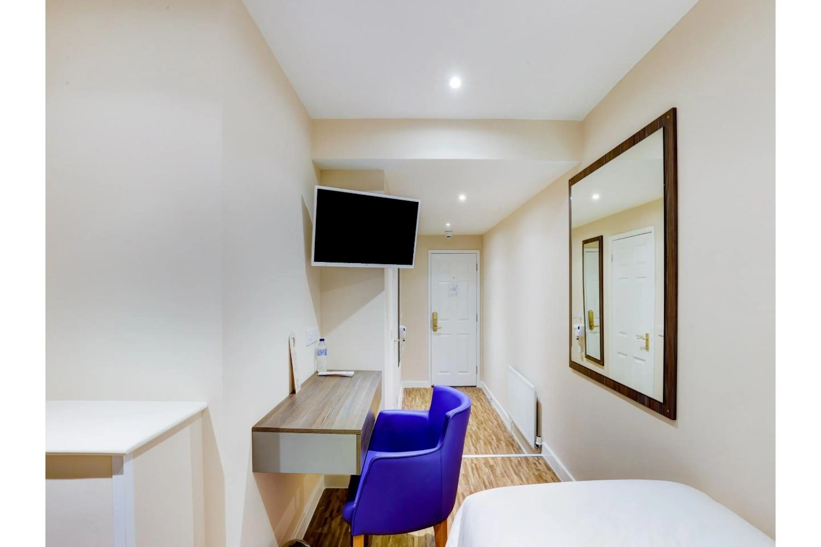 Bedroom, Bed in The Gissons Hotel - Exeter Airport & M5