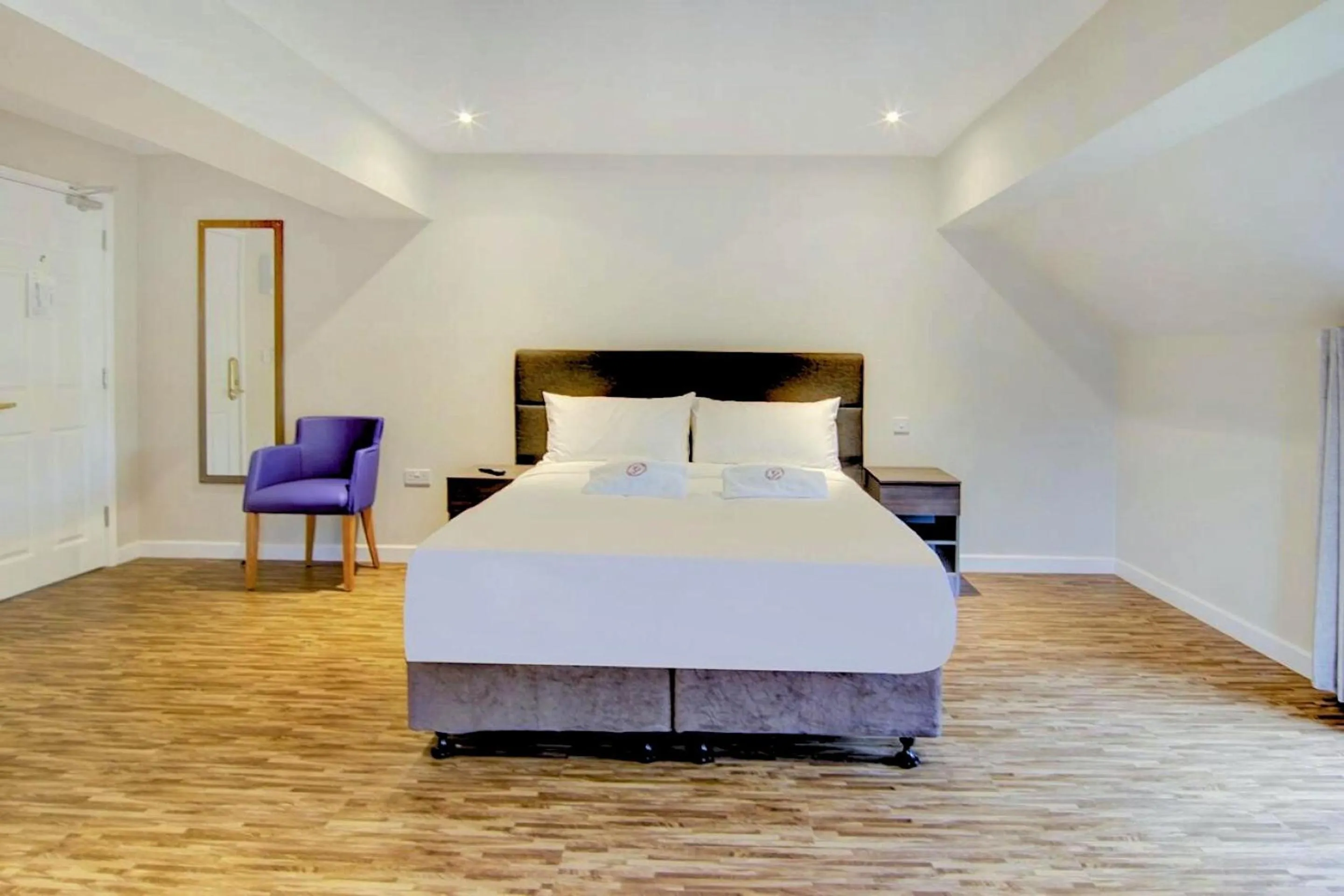 Bedroom, Bed in The Gissons Hotel - Exeter Airport & M5