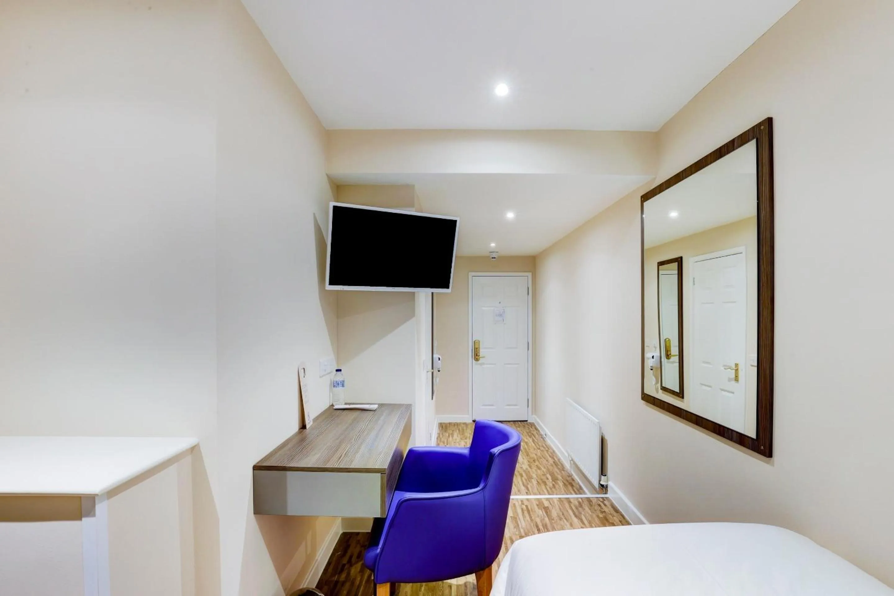 Bedroom, Bed in The Gissons Hotel - Exeter Airport & M5