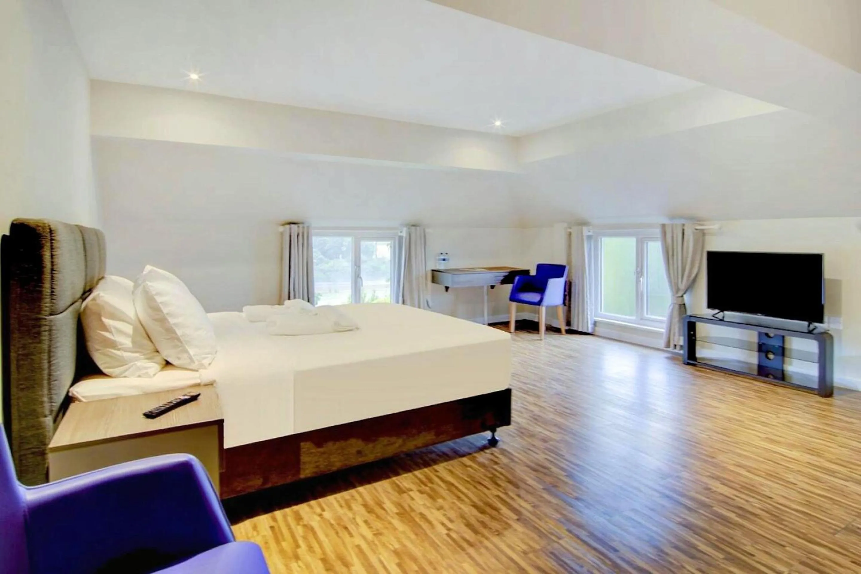 Bedroom, Bed in The Gissons Hotel - Exeter Airport & M5