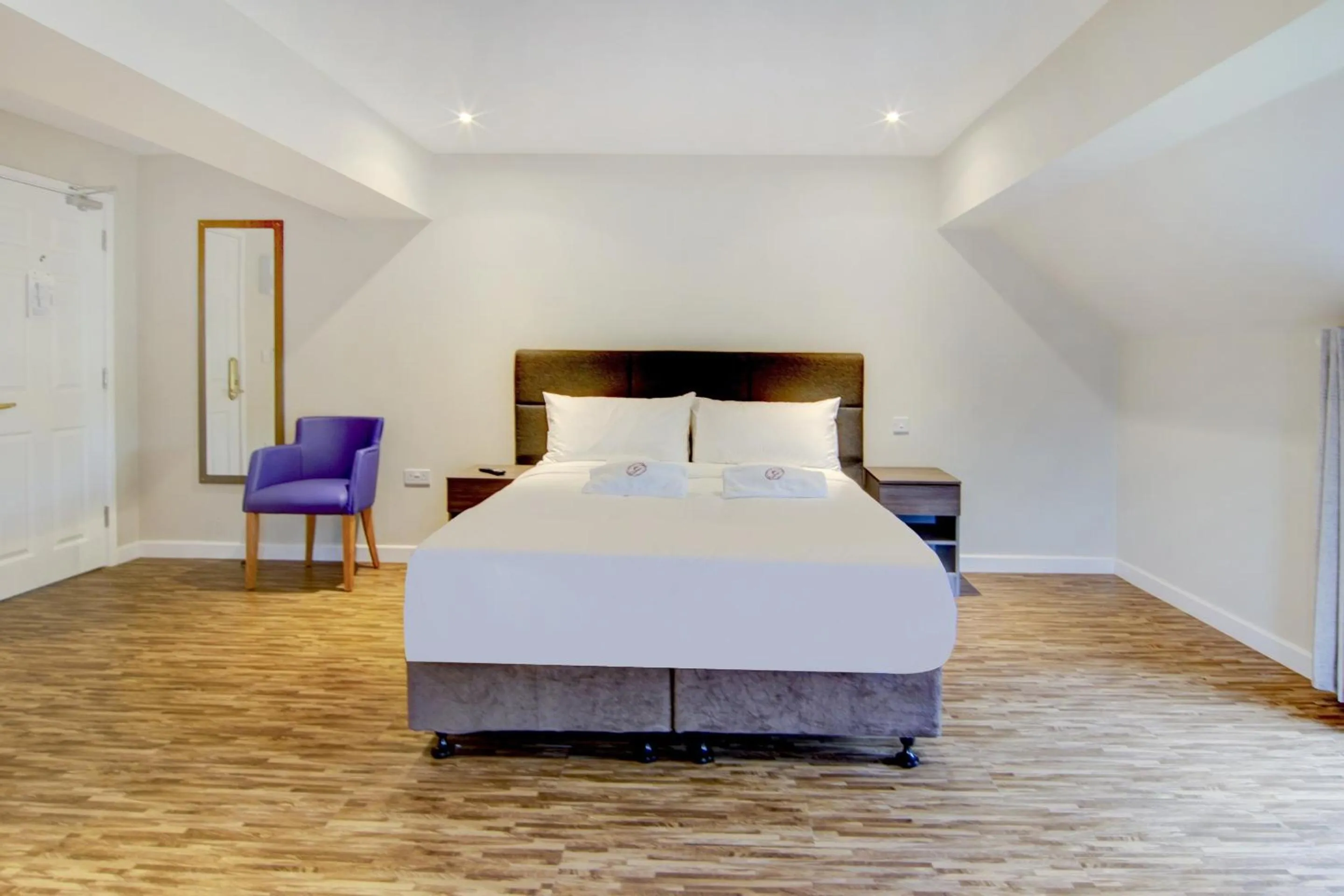 Bedroom, Bed in The Gissons Hotel - Exeter Airport & M5