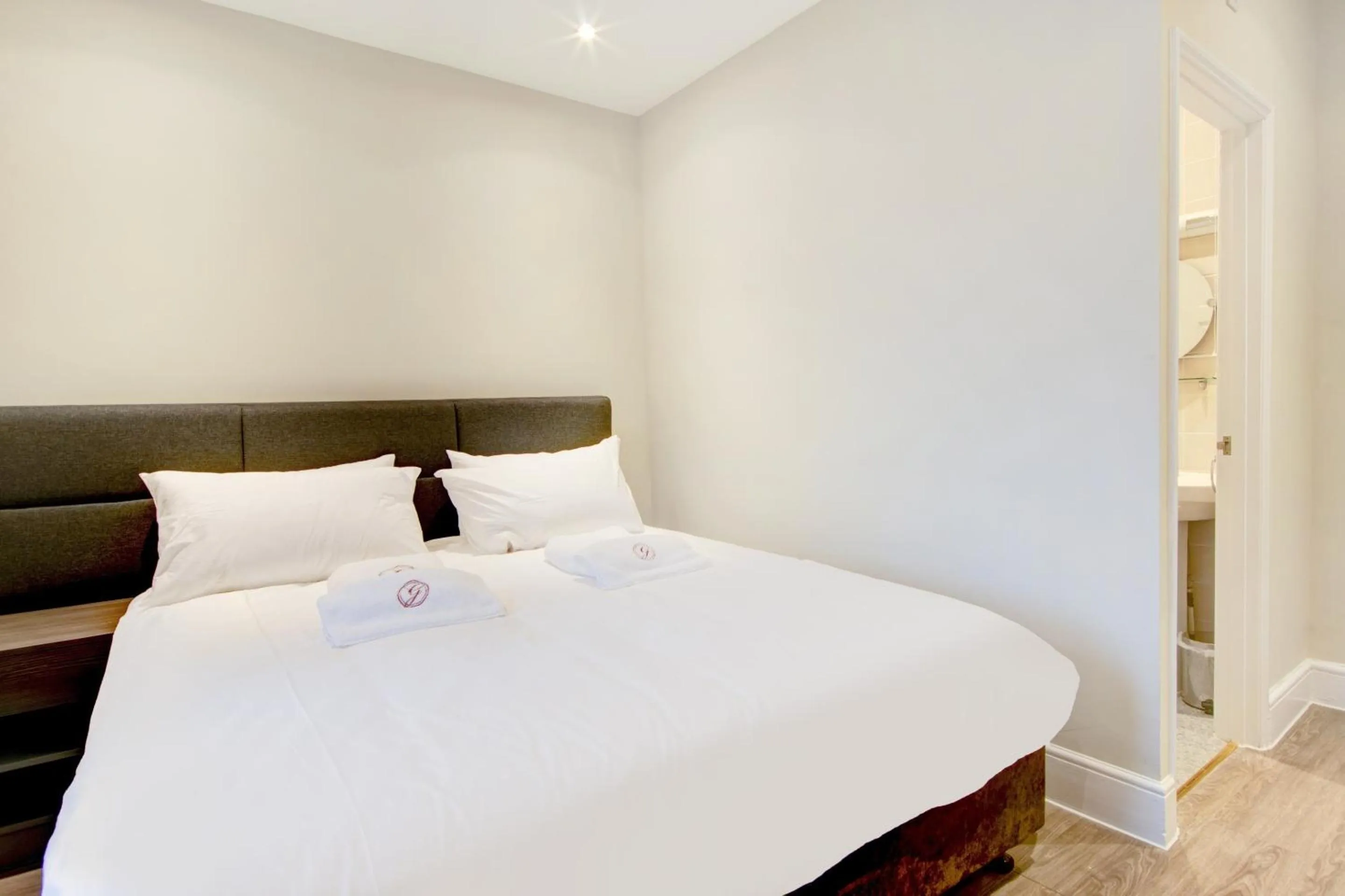 Bedroom, Bed in The Gissons Hotel - Exeter Airport & M5
