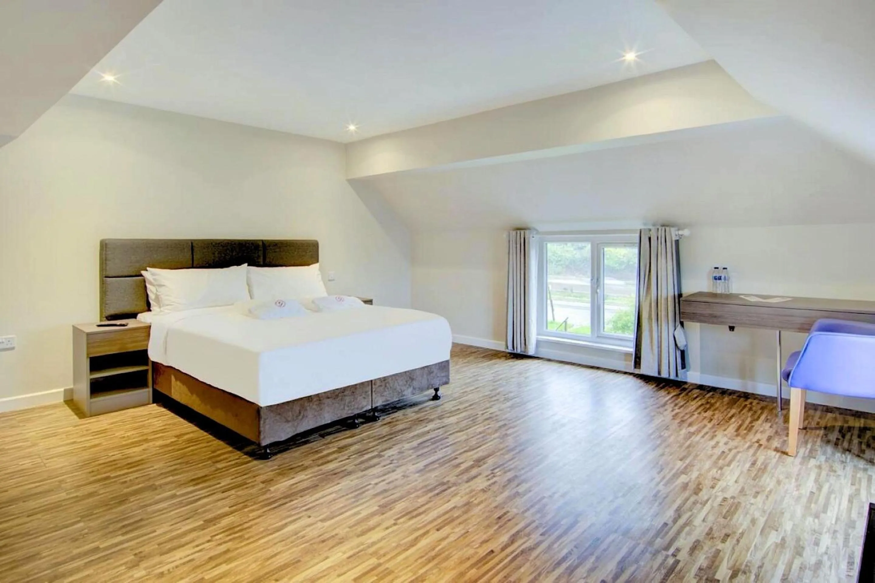 Bedroom, Bed in The Gissons Hotel - Exeter Airport & M5