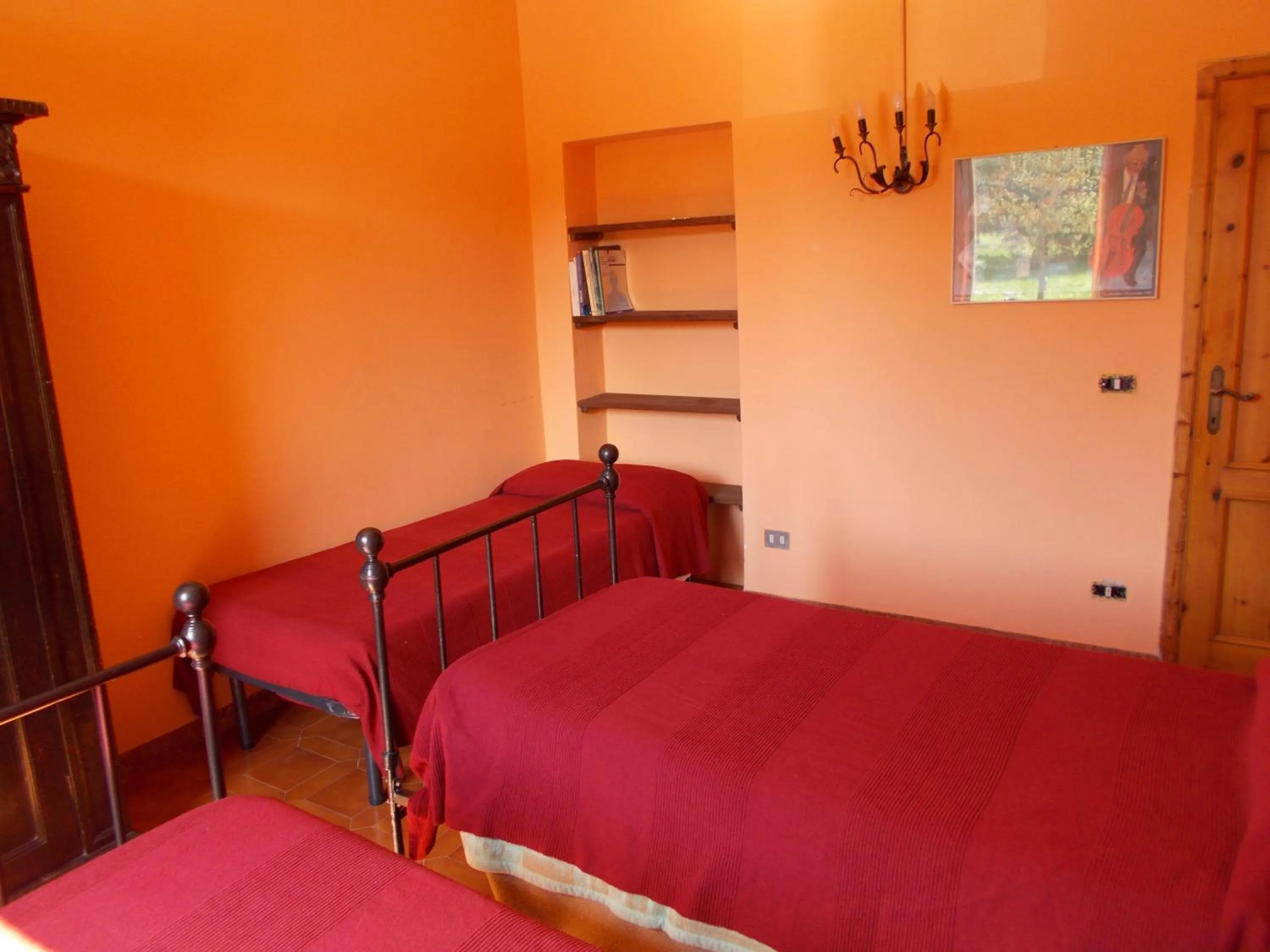 Photo of the whole room in La Francigena