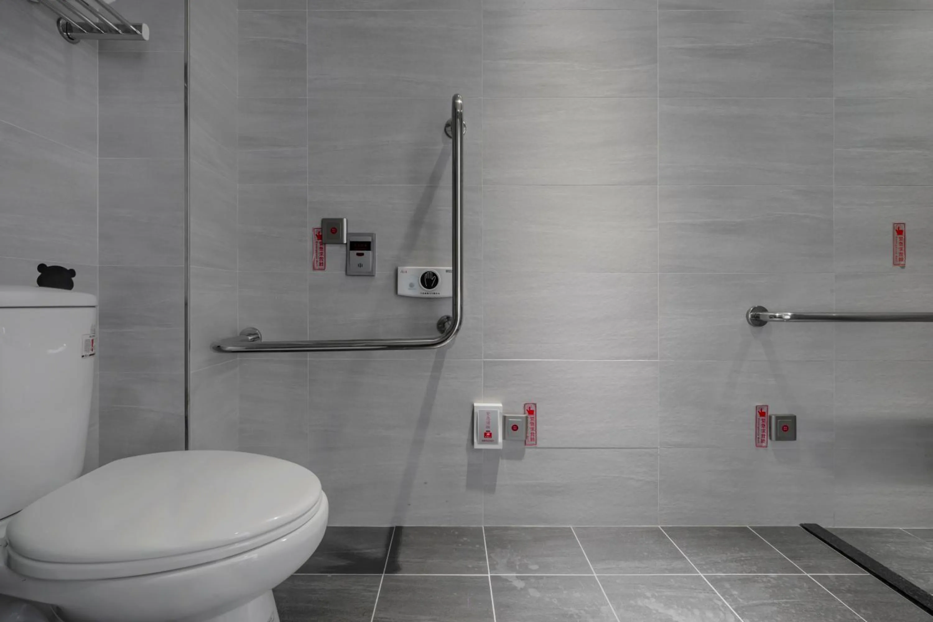 Toilet in CHECK inn Express Taichung Fuxing