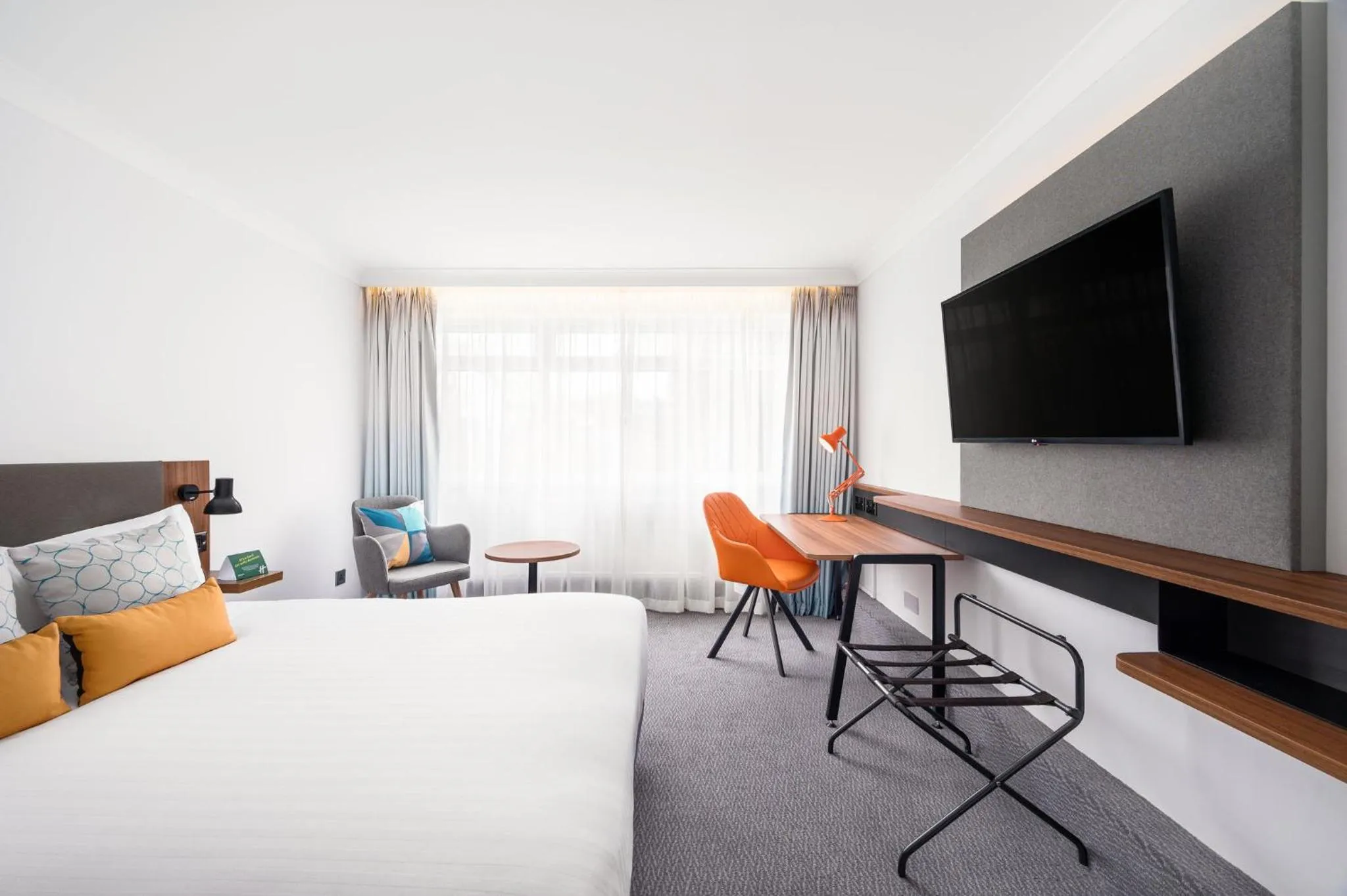 Photo of the whole room, Bed in Holiday Inn Birmingham M6, Jct7 by IHG