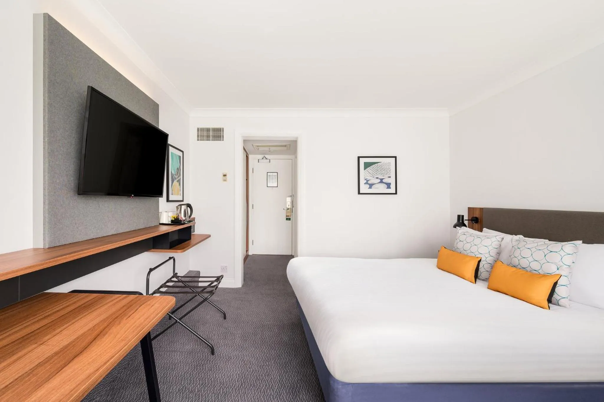 Photo of the whole room, Bed in Holiday Inn Birmingham M6, Jct7 by IHG