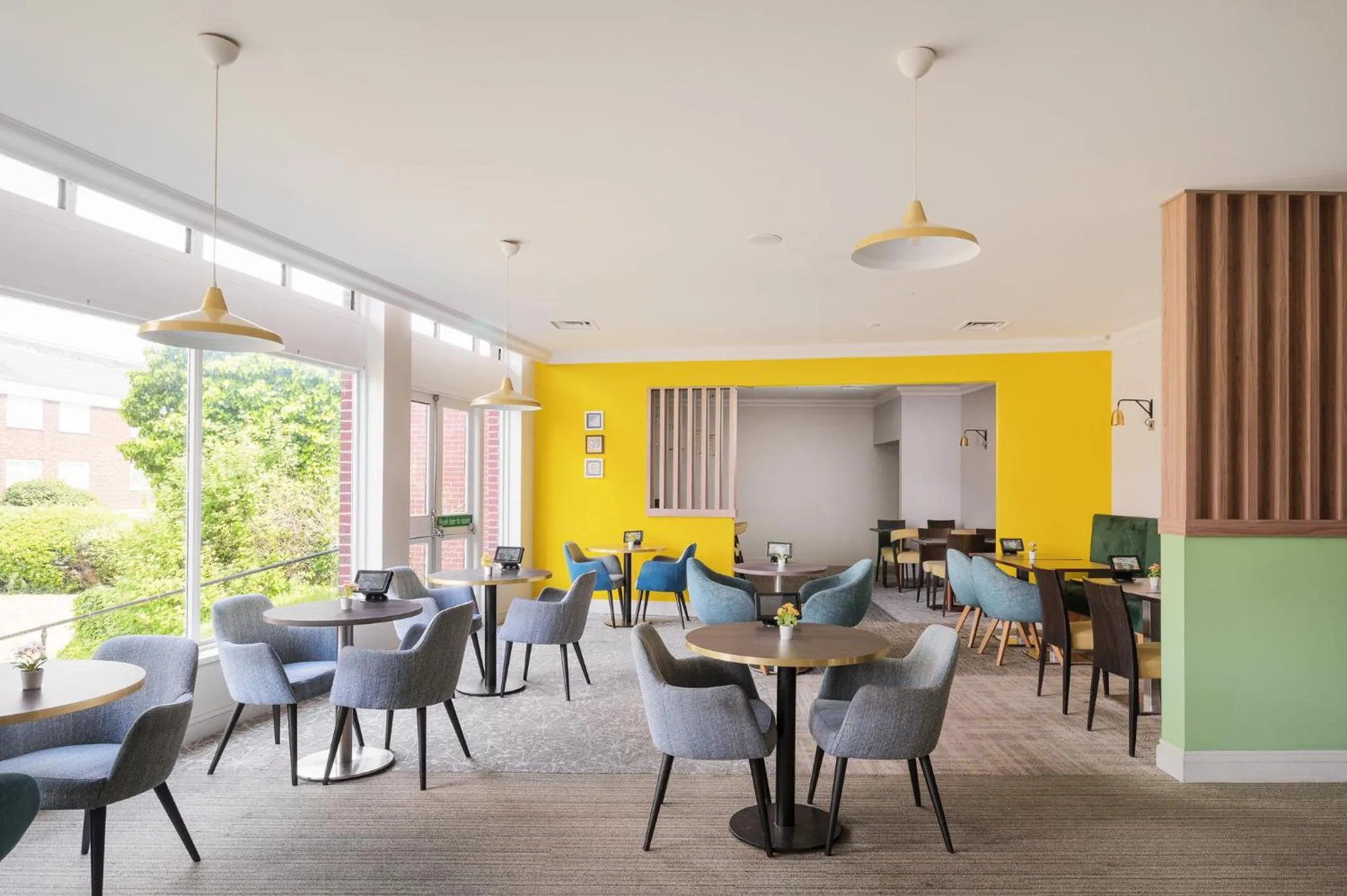 Lounge or bar in Holiday Inn Birmingham M6, Jct7 by IHG
