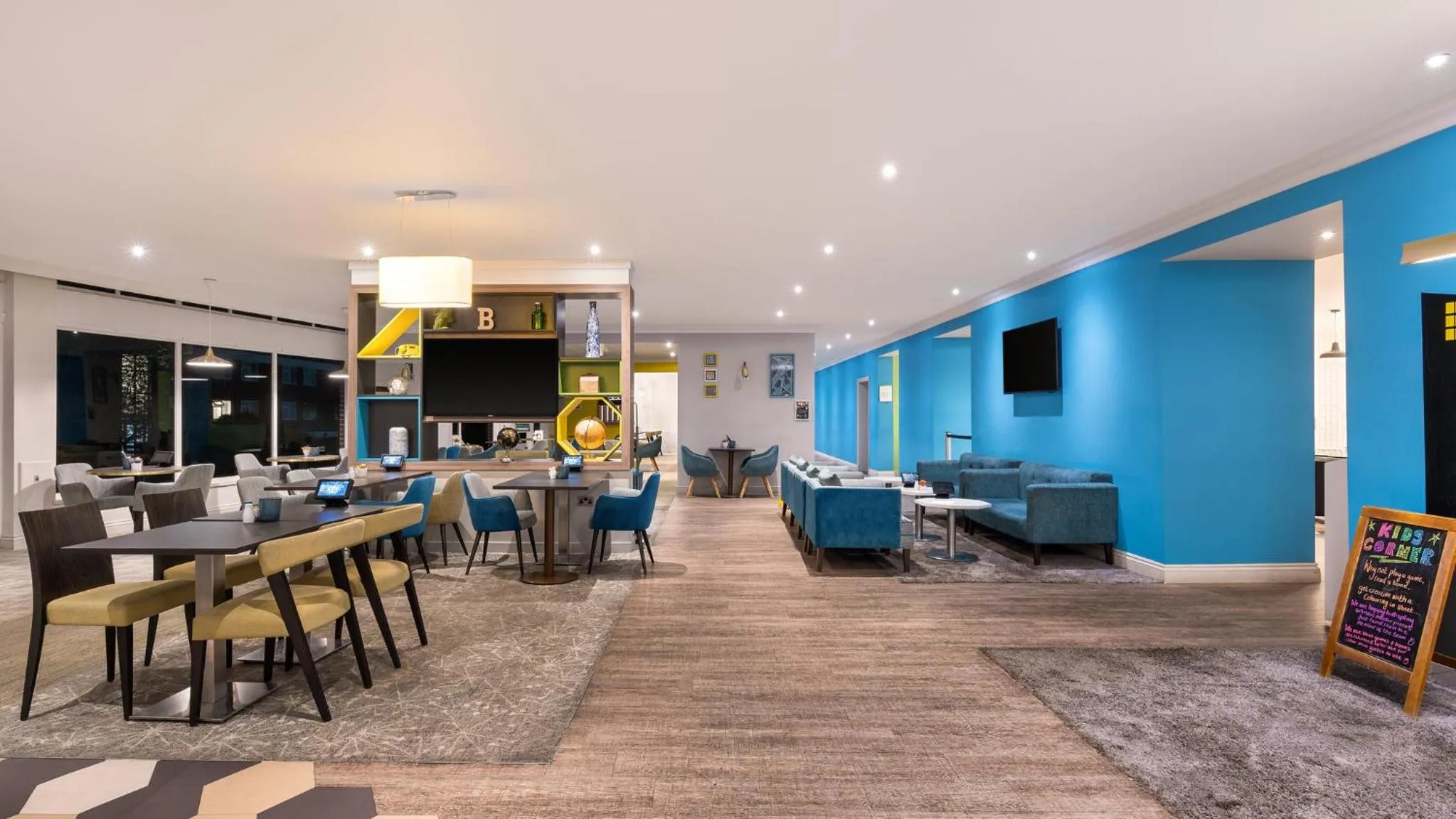 Lounge or bar in Holiday Inn Birmingham M6, Jct7 by IHG