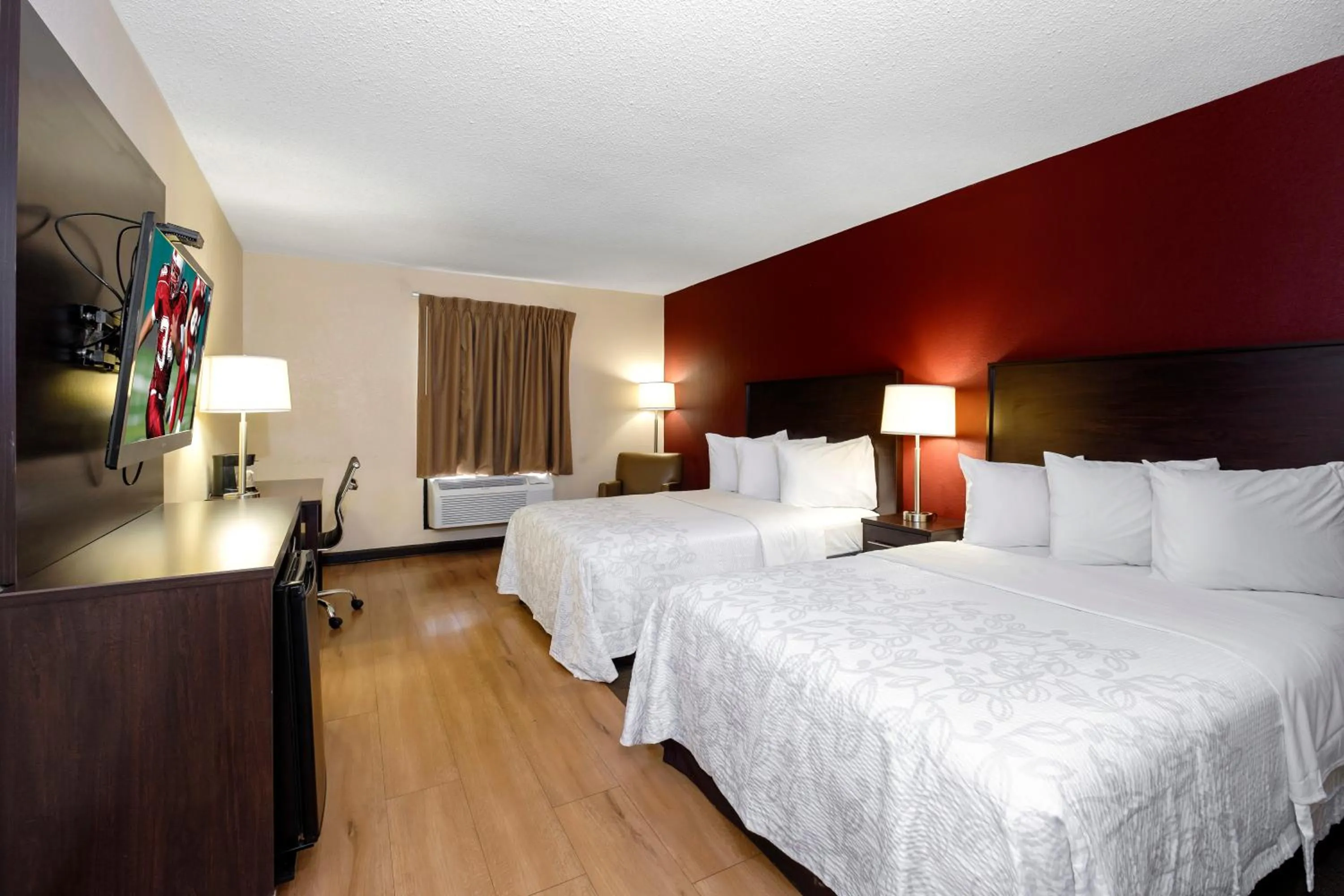 Photo of the whole room, Bed in Red Roof Inn PLUS+ & Suites Opelika