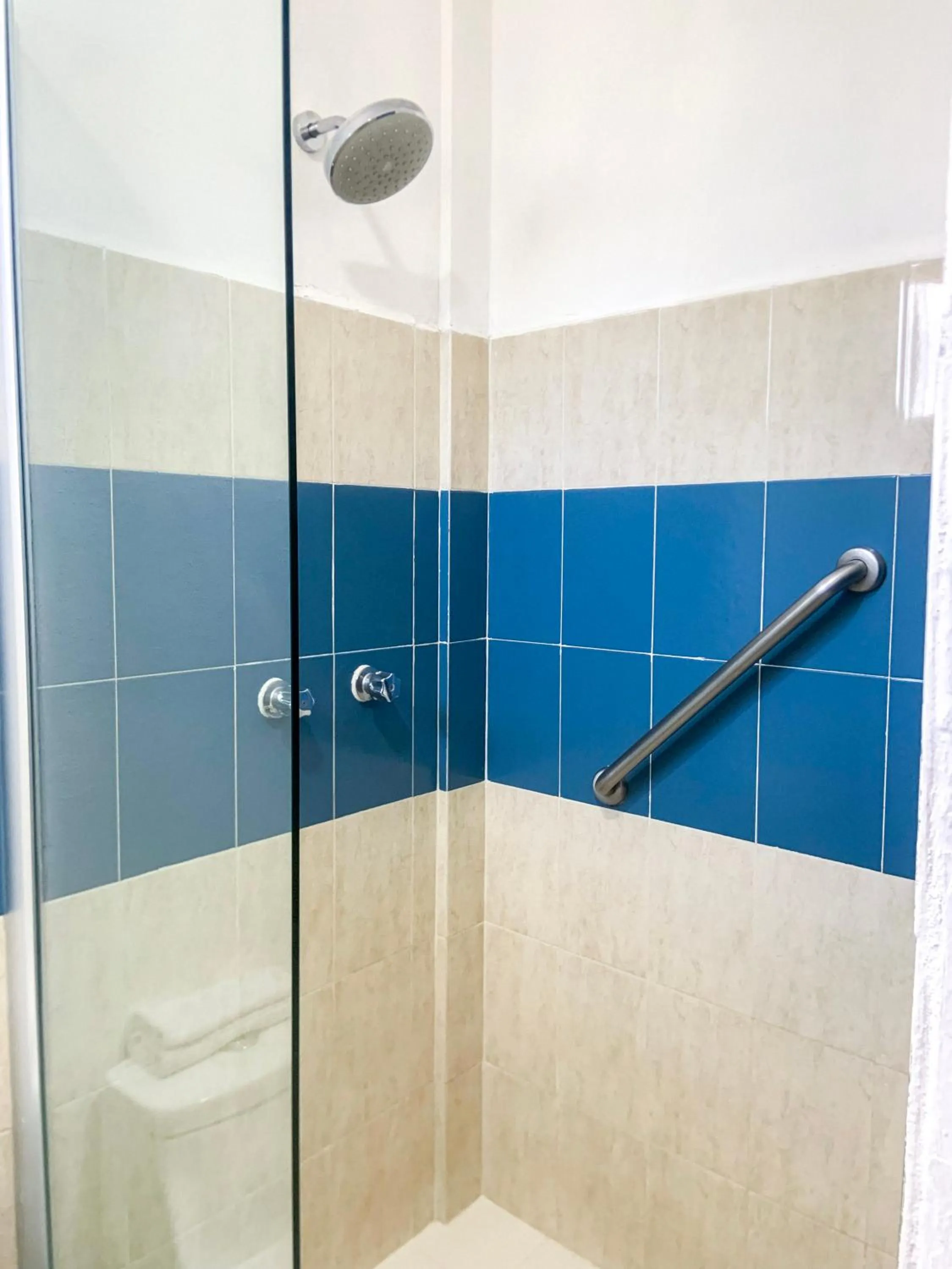 Shower in Best Western Posada Chahue