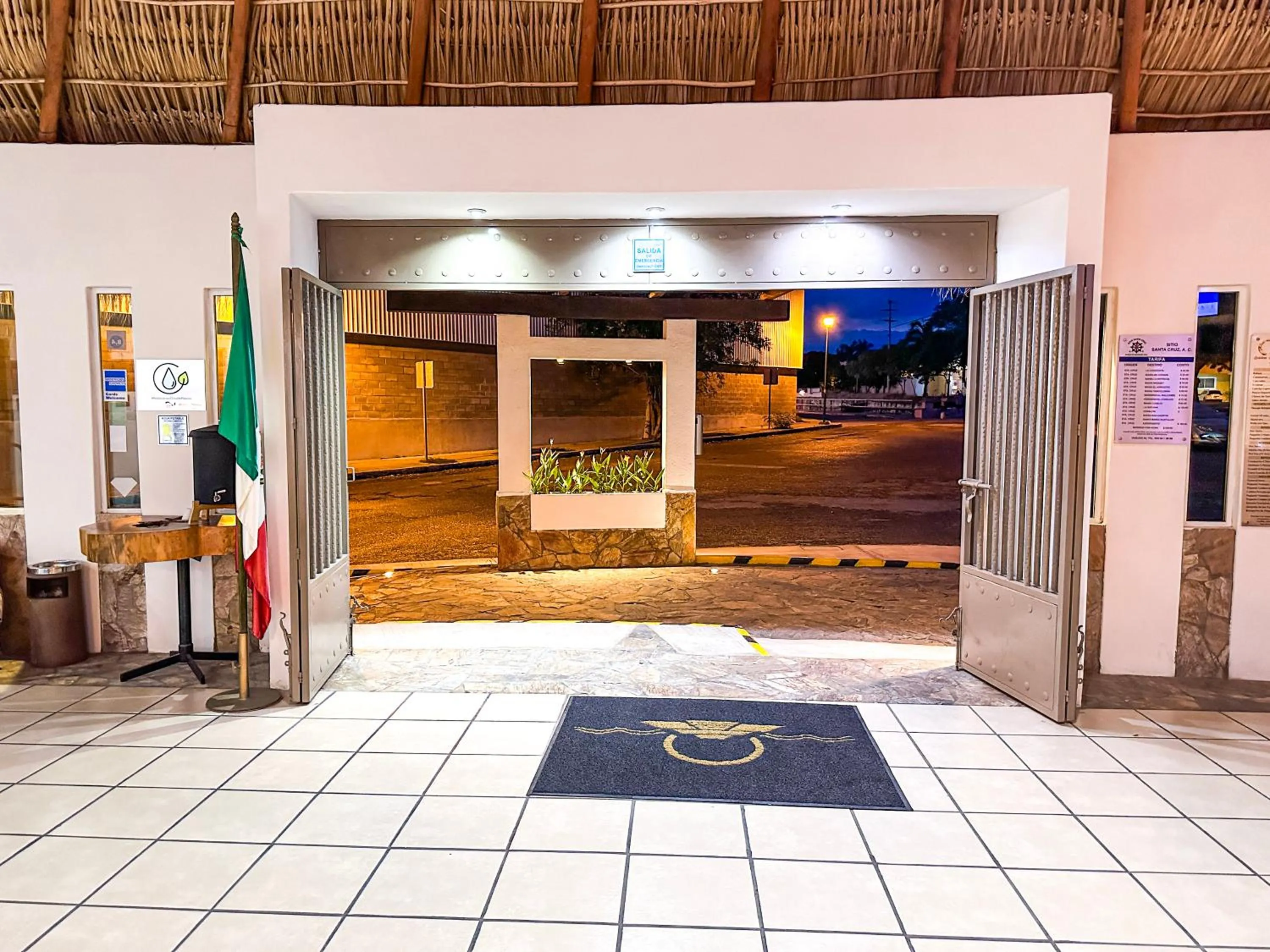 Lobby or reception in Best Western Posada Chahue