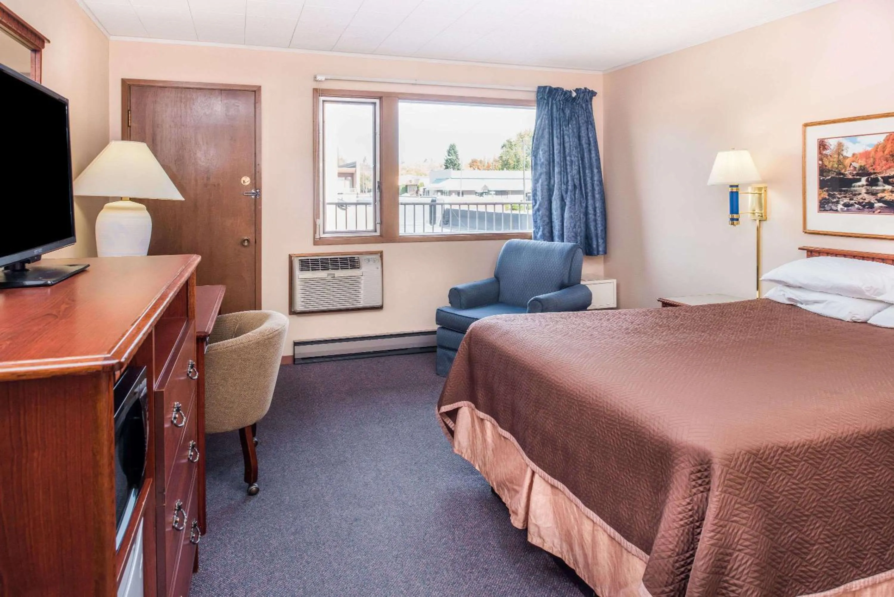 Photo of the whole room in Travelodge by Wyndham Kalispell