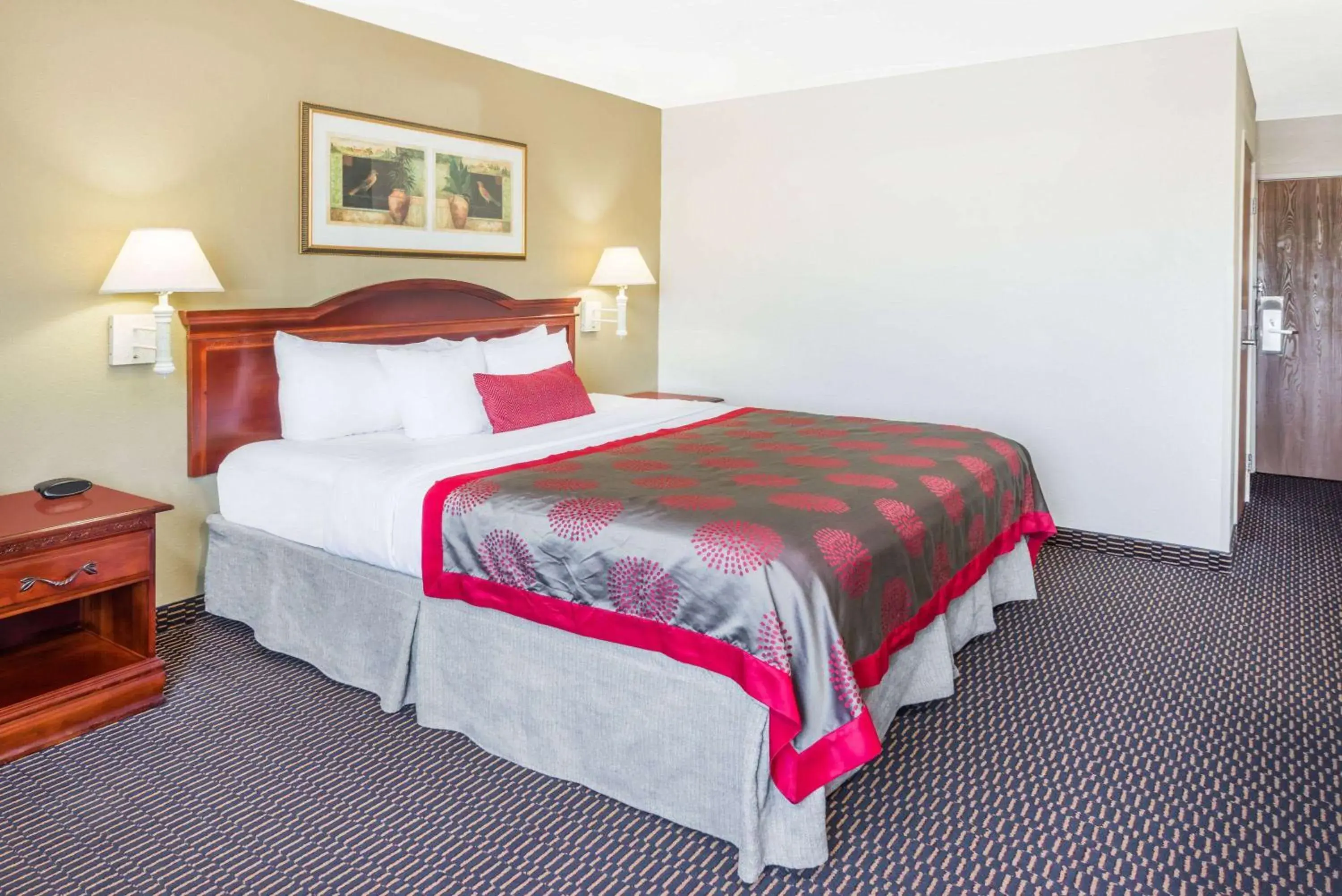 King Room - Mobility Access/Non-Smoking in Ramada by Wyndham Columbia King Room - Mobility Access/Non-Smoking in Ramada by Wyndham Columbia