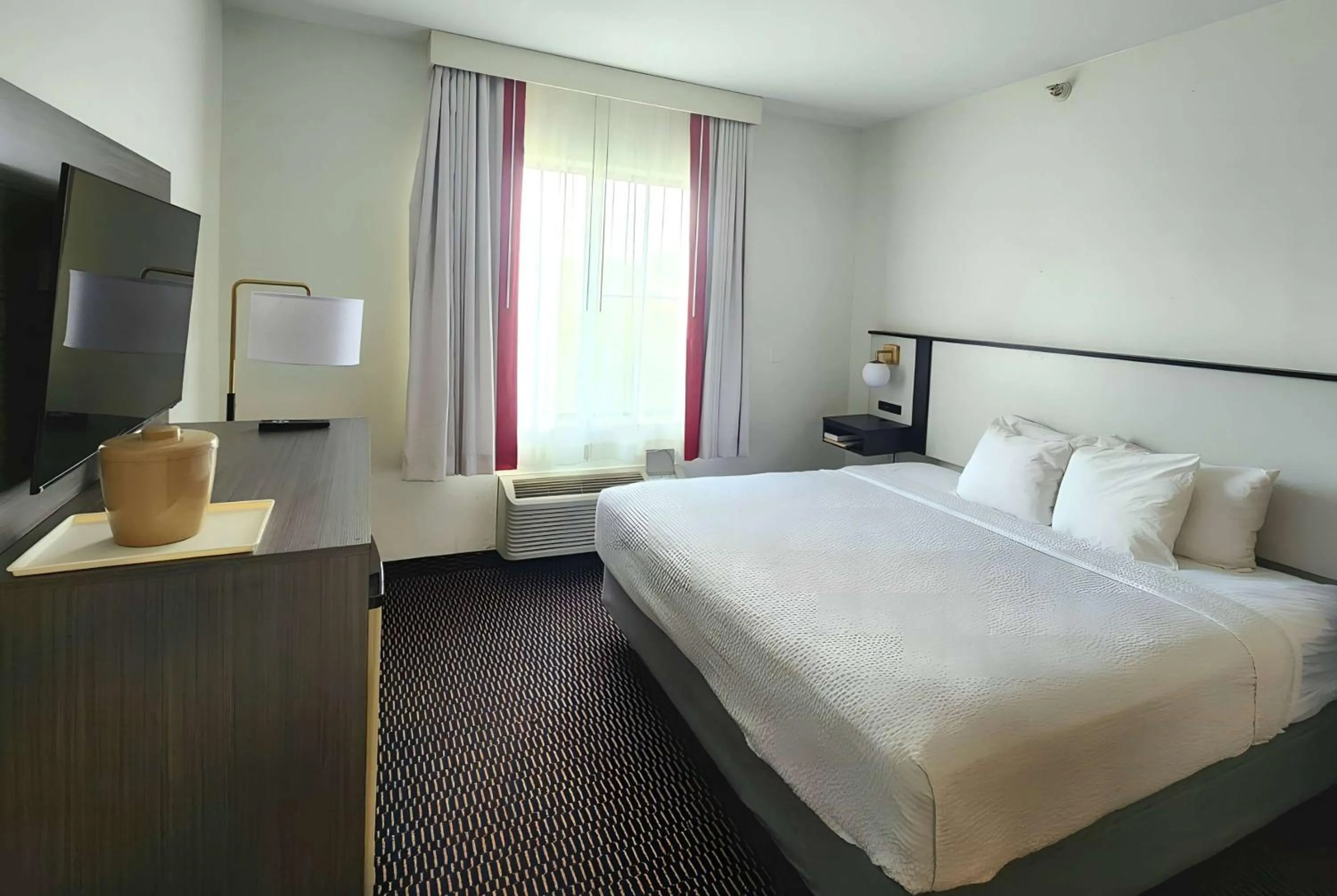 Photo of the whole room, Bed in Ramada by Wyndham Columbia