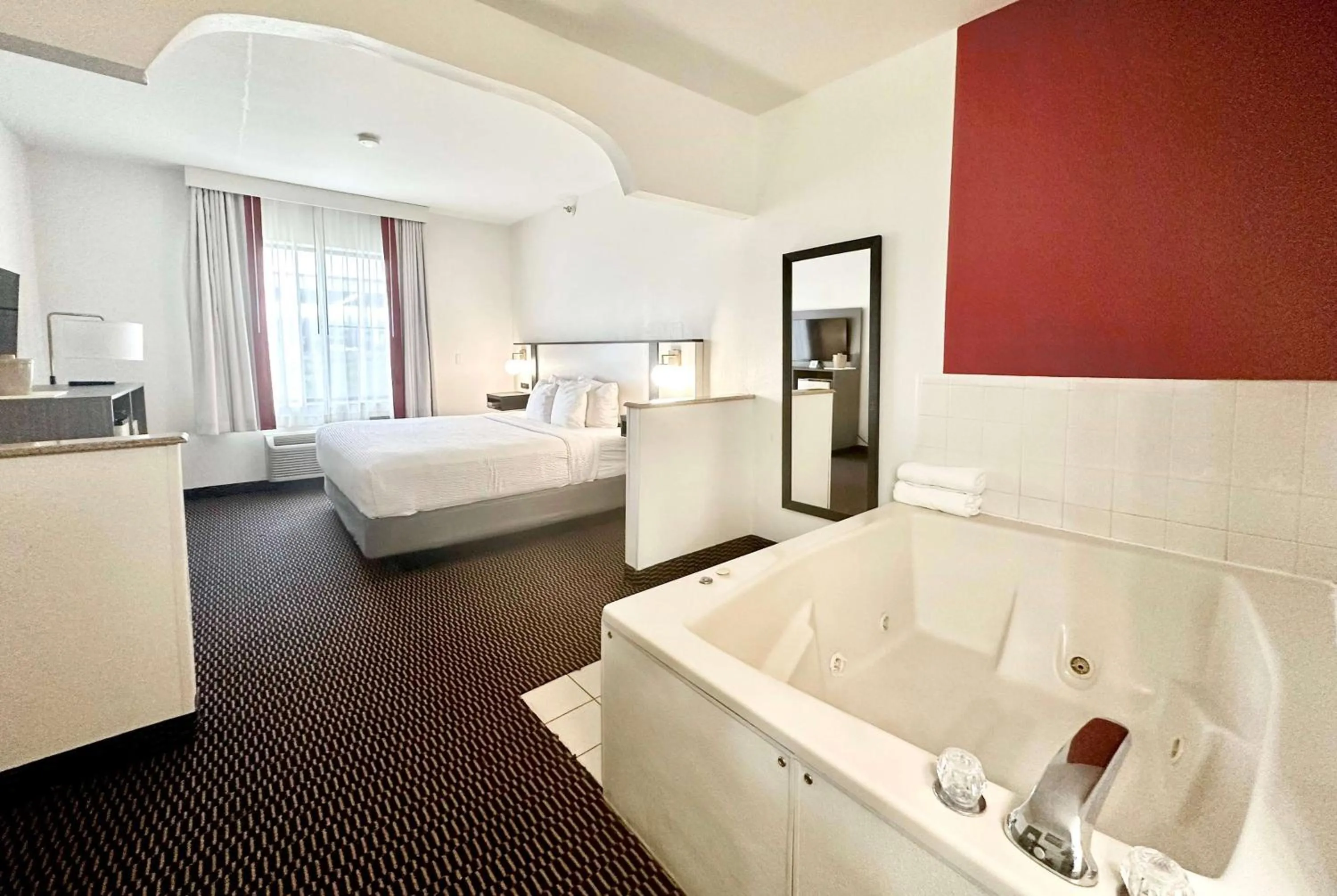 Photo of the whole room, Bed in Ramada by Wyndham Columbia