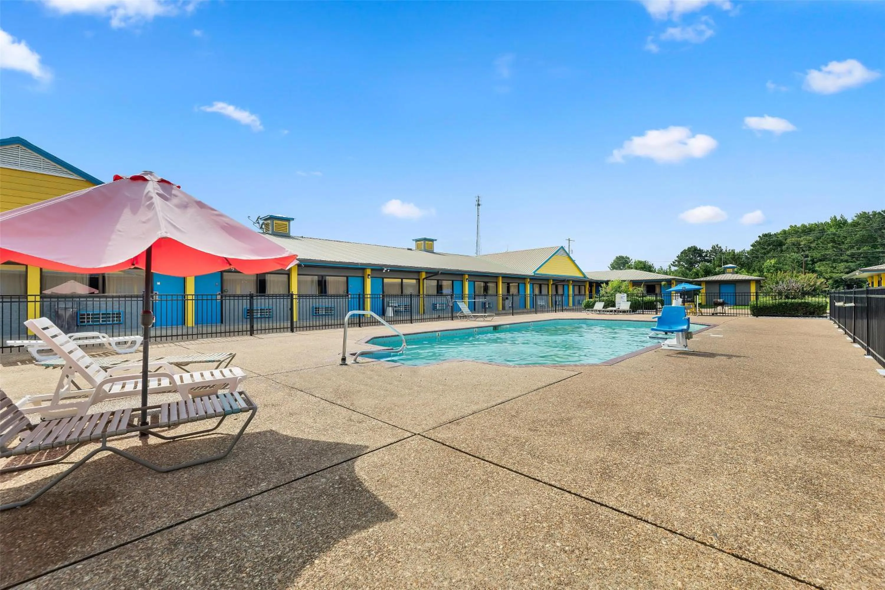 Pool view in America's Best Value Inn and Suites