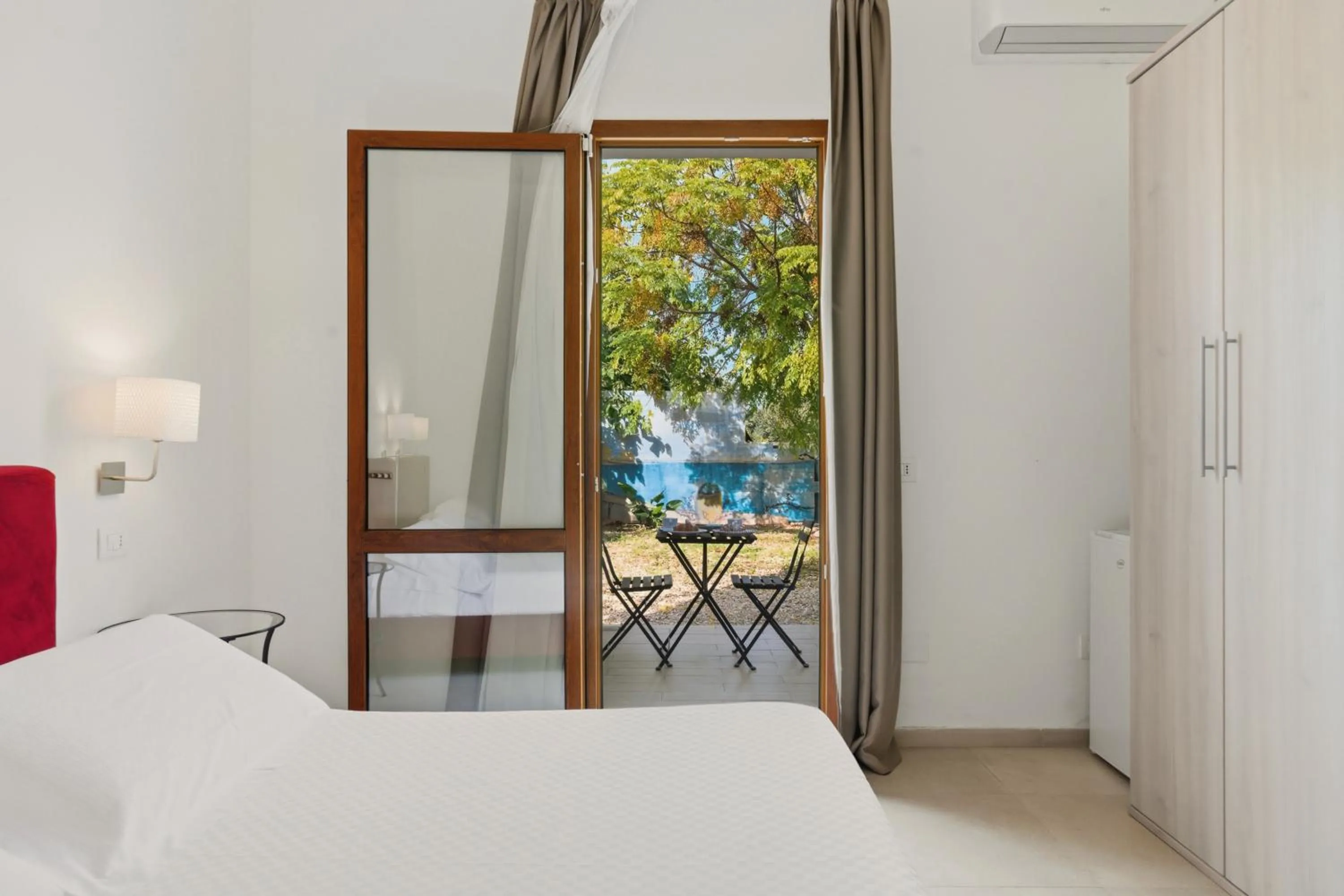 View (from property/room), Bed in Villa Landolina