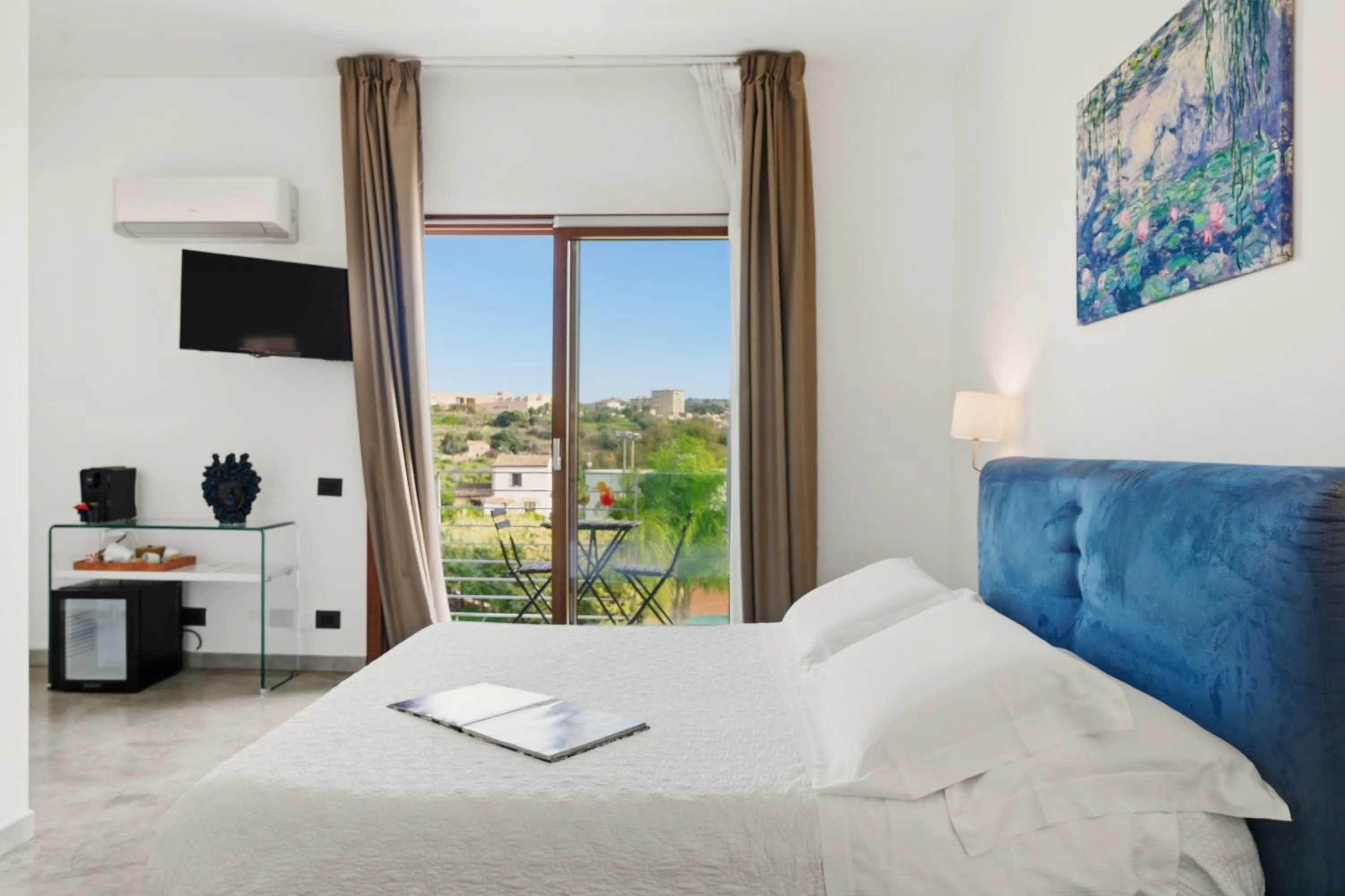 Photo of the whole room, Bed in Villa Landolina