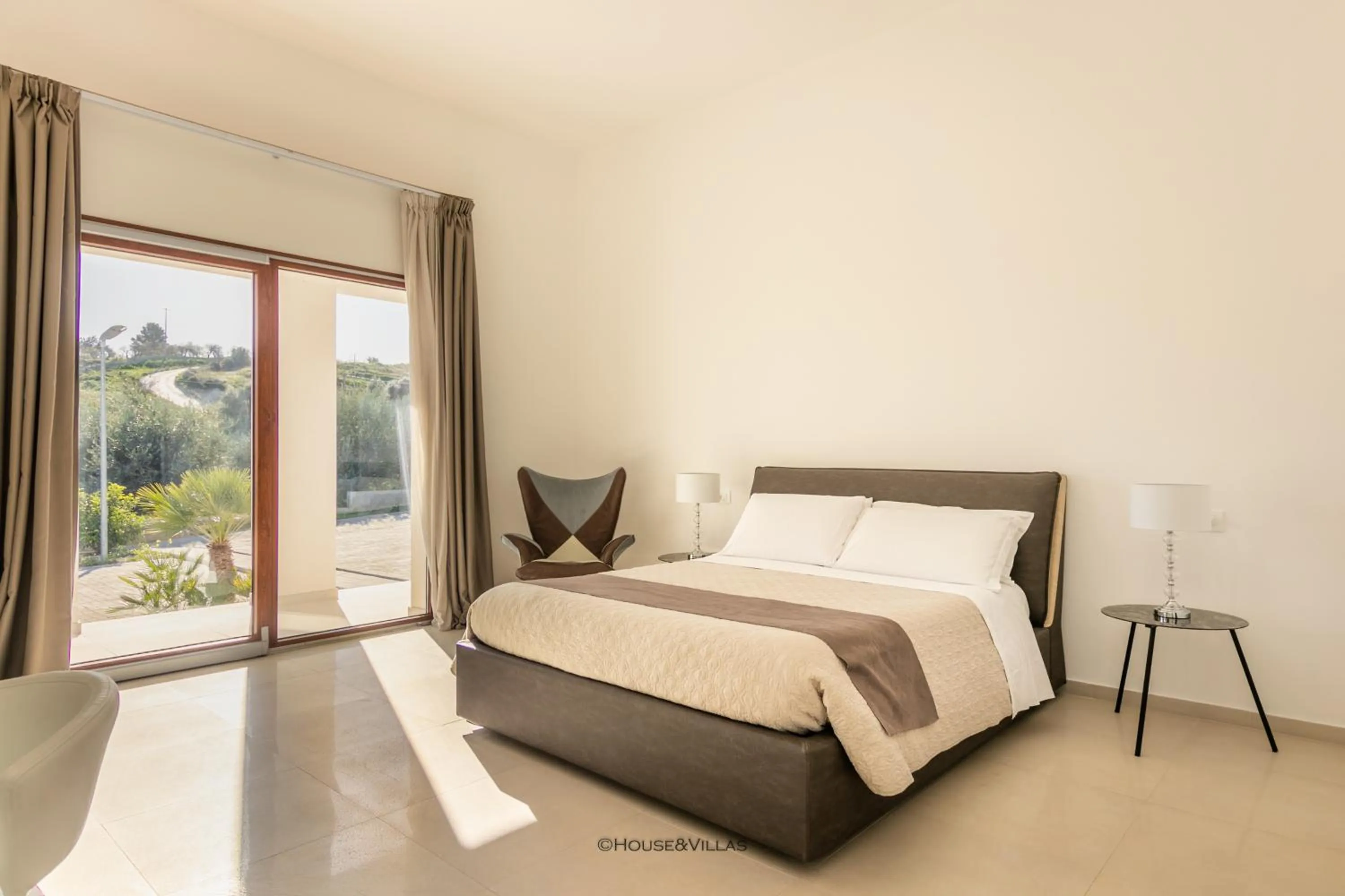 Bed in Villa Landolina