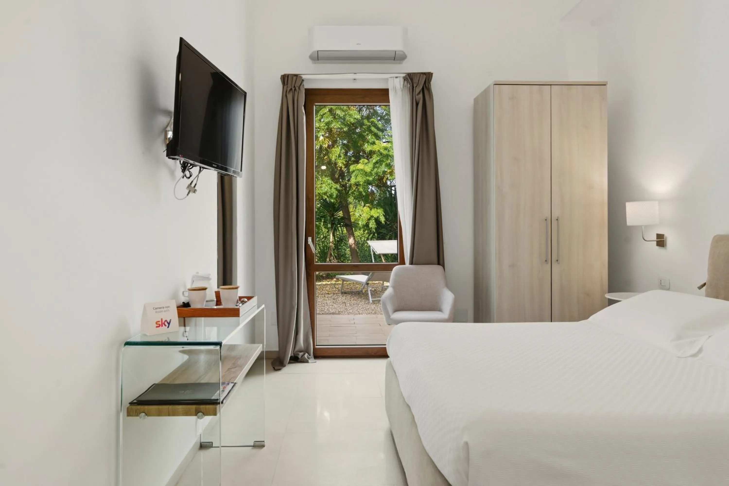 Photo of the whole room, Bed in Villa Landolina