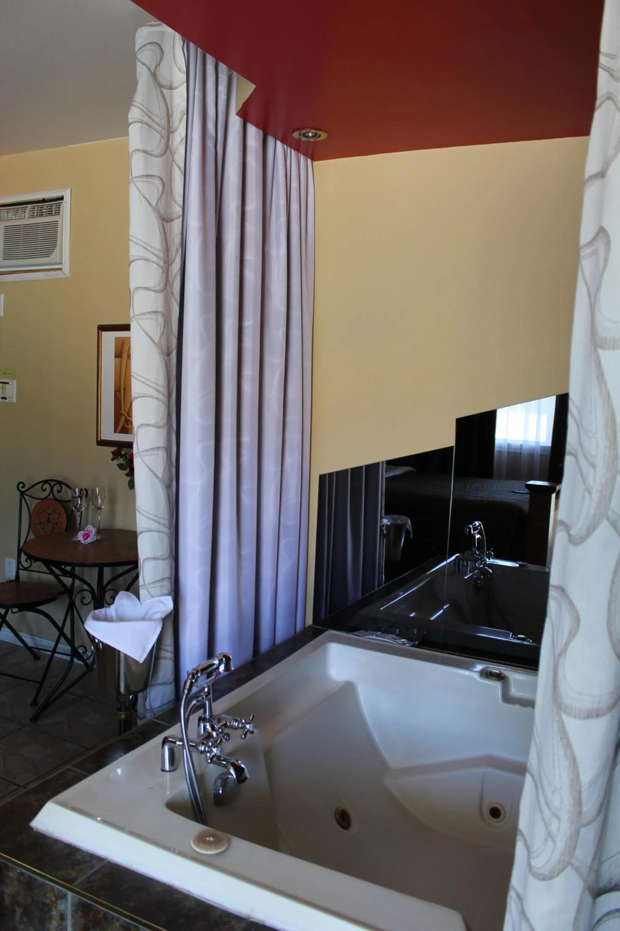 Hot Tub in Hotel Motel Hospitalité